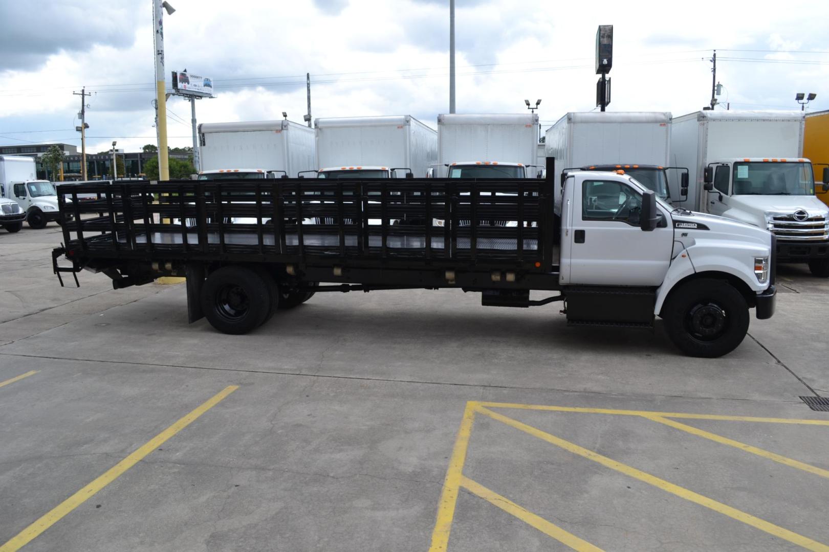 2017 WHITE /GRAY Ford F650 with an TRITON 6.8L V10 320HP engine, TORQSHIFT 6SPD AUTOMATIC transmission, located at 9172 North Fwy, Houston, TX, 77037, (713) 910-6868, 29.887470, -95.411903 - 26,000 LB GVWR NON CDL, 24FT FLATBED , 102" WIDE, 2,500 LB CAPACITY LIFT GATE, 50 GALLON FUEL TANK, SLIDING STRAP WINCHES, SPRING RIDE, POWER WINDOWS & LOCKS, WB: 260", RATIO: 3.91, HYDRAULIC BRAKES, - Photo#3