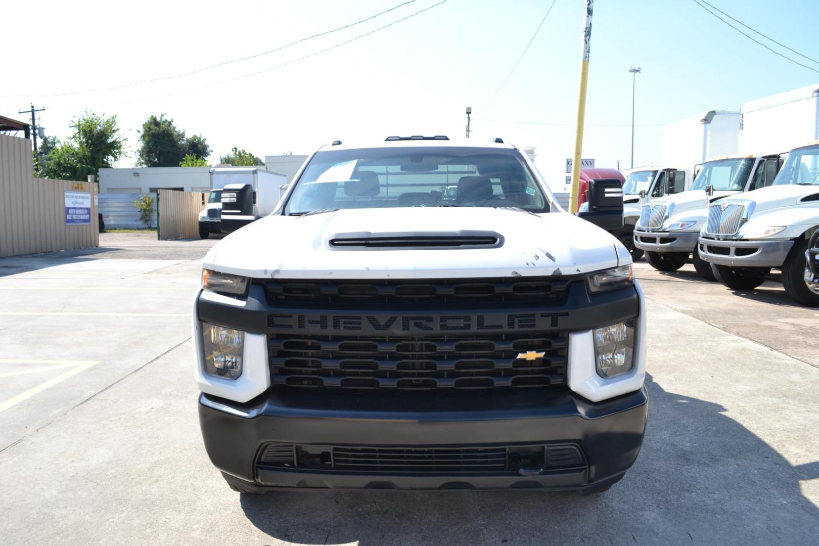 2020 WHITE /GRAY CHEVROLET 3500 (1GB3WRE70LF) with an VORTEC 6.6L V8 engine, AUTOMATIC transmission, located at 9172 North Fwy, Houston, TX, 77037, (713) 910-6868, 29.887470, -95.411903 - 14,000 LB GVWR, 4X2, 11 FT FLATBED, 98" WIDE, GOOSENECK/BUMPER PULL HITCH, 2 X TOOL BOXES, POWER WINDOWS, LOCKS, & MIRRORS - Photo#1