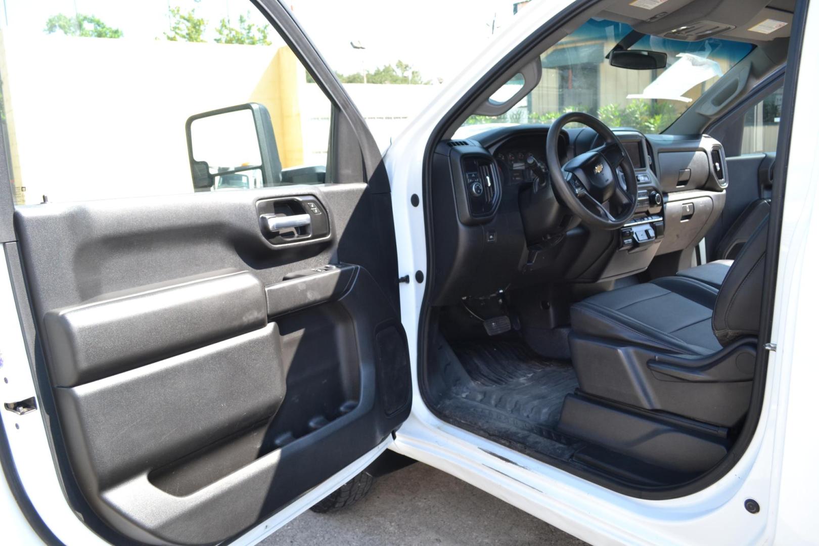 2020 WHITE /GRAY CHEVROLET 3500 (1GB3WRE70LF) with an VORTEC 6.6L V8 engine, AUTOMATIC transmission, located at 9172 North Fwy, Houston, TX, 77037, (713) 910-6868, 29.887470, -95.411903 - 14,000 LB GVWR, 4X2, 11 FT FLATBED, 98" WIDE, GOOSENECK/BUMPER PULL HITCH, 2 X TOOL BOXES, POWER WINDOWS, LOCKS, & MIRRORS - Photo#11