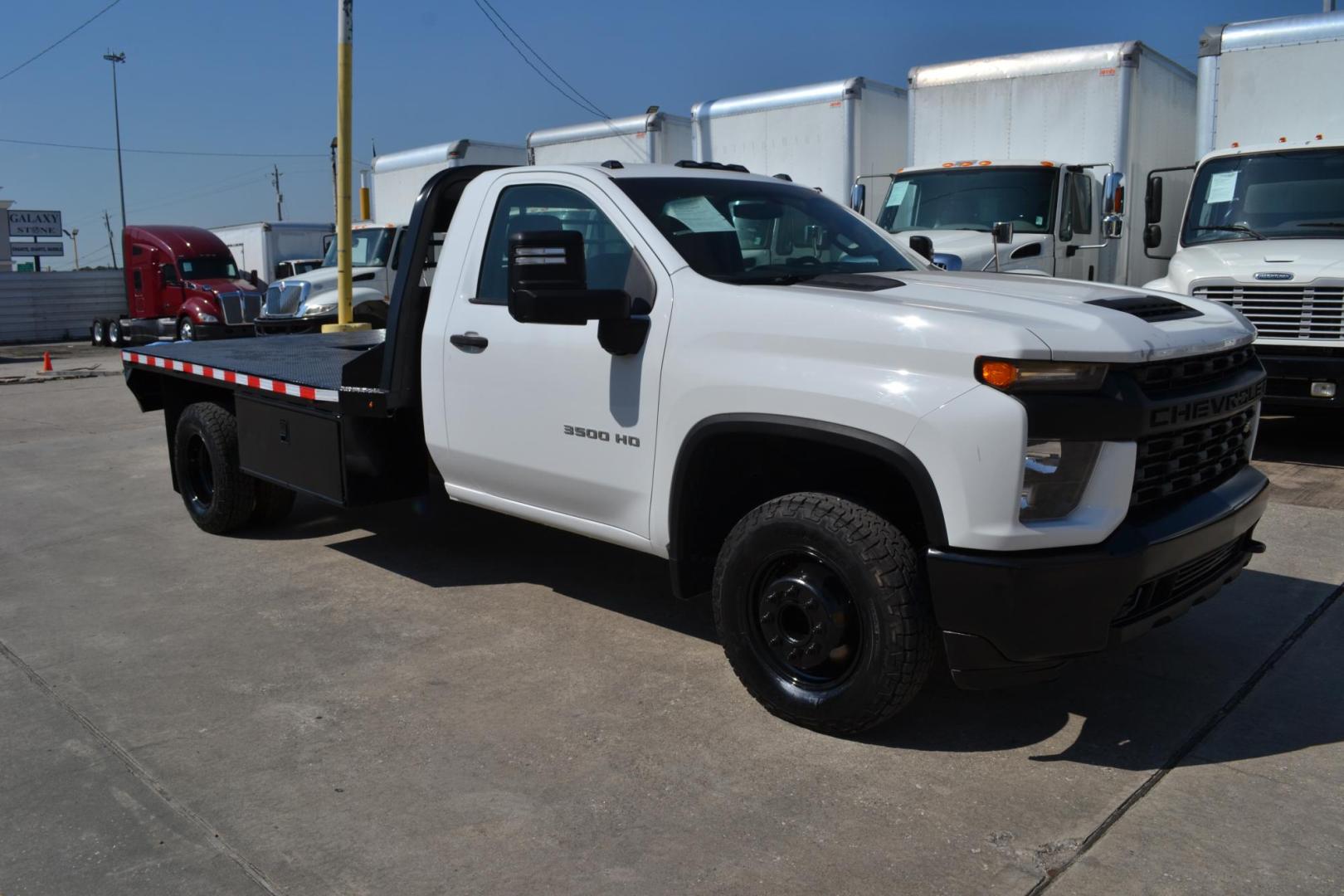 2020 WHITE /GRAY CHEVROLET 3500 (1GB3WRE70LF) with an VORTEC 6.6L V8 engine, AUTOMATIC transmission, located at 9172 North Fwy, Houston, TX, 77037, (713) 910-6868, 29.887470, -95.411903 - 14,000 LB GVWR, 4X2, 11 FT FLATBED, 98" WIDE, GOOSENECK/BUMPER PULL HITCH, 2 X TOOL BOXES, POWER WINDOWS, LOCKS, & MIRRORS - Photo#2