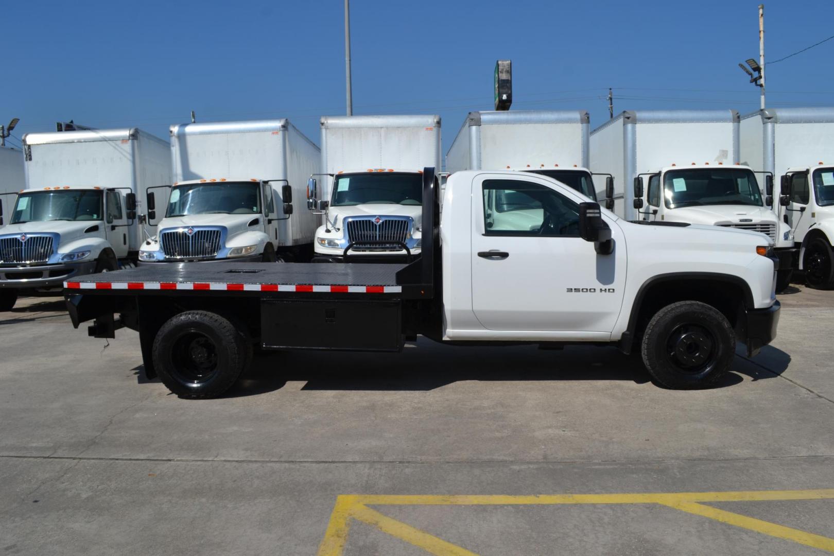 2020 WHITE /GRAY CHEVROLET 3500 (1GB3WRE70LF) with an VORTEC 6.6L V8 engine, AUTOMATIC transmission, located at 9172 North Fwy, Houston, TX, 77037, (713) 910-6868, 29.887470, -95.411903 - 14,000 LB GVWR, 4X2, 11 FT FLATBED, 98" WIDE, GOOSENECK/BUMPER PULL HITCH, 2 X TOOL BOXES, POWER WINDOWS, LOCKS, & MIRRORS - Photo#3