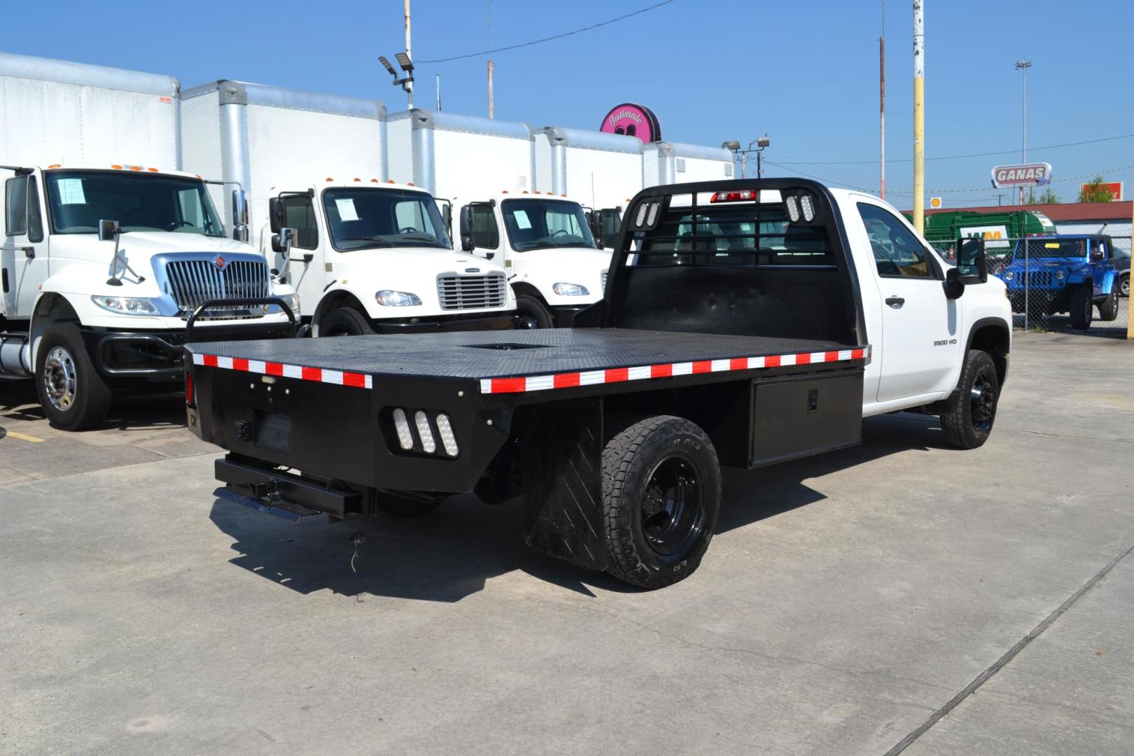 2020 WHITE /GRAY CHEVROLET 3500 (1GB3WRE70LF) with an VORTEC 6.6L V8 engine, AUTOMATIC transmission, located at 9172 North Fwy, Houston, TX, 77037, (713) 910-6868, 29.887470, -95.411903 - 14,000 LB GVWR, 4X2, 11 FT FLATBED, 98" WIDE, GOOSENECK/BUMPER PULL HITCH, 2 X TOOL BOXES, POWER WINDOWS, LOCKS, & MIRRORS - Photo#4