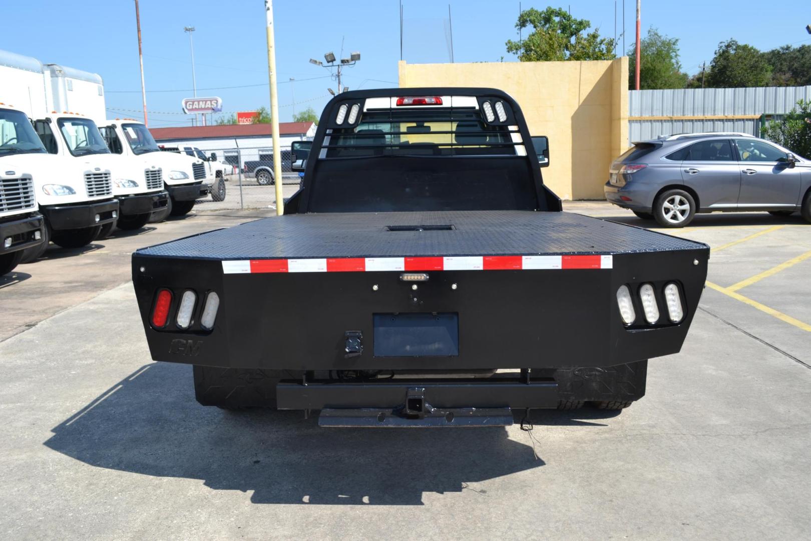 2020 WHITE /GRAY CHEVROLET 3500 (1GB3WRE70LF) with an VORTEC 6.6L V8 engine, AUTOMATIC transmission, located at 9172 North Fwy, Houston, TX, 77037, (713) 910-6868, 29.887470, -95.411903 - 14,000 LB GVWR, 4X2, 11 FT FLATBED, 98" WIDE, GOOSENECK/BUMPER PULL HITCH, 2 X TOOL BOXES, POWER WINDOWS, LOCKS, & MIRRORS - Photo#5