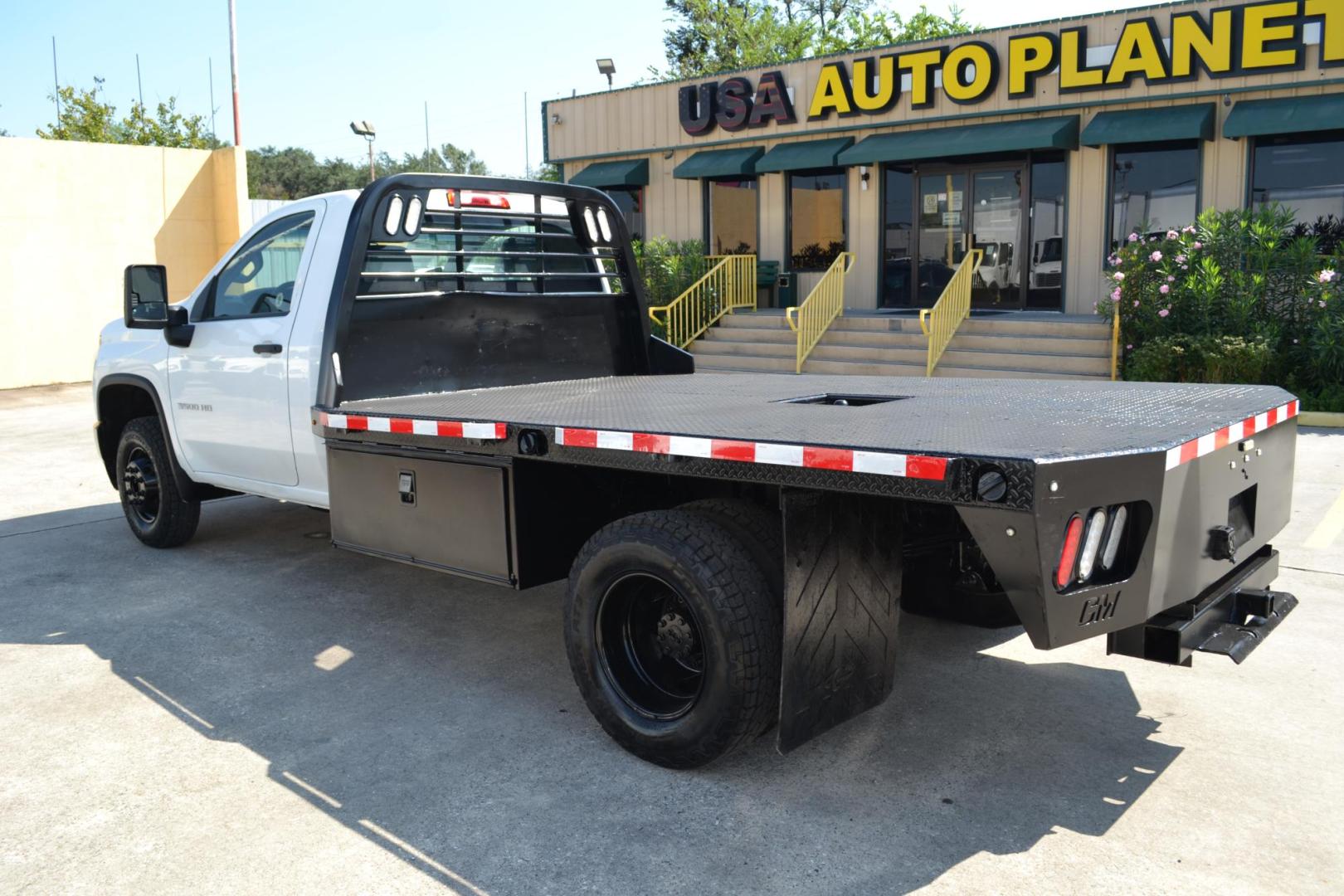 2020 WHITE /GRAY CHEVROLET 3500 (1GB3WRE70LF) with an VORTEC 6.6L V8 engine, AUTOMATIC transmission, located at 9172 North Fwy, Houston, TX, 77037, (713) 910-6868, 29.887470, -95.411903 - 14,000 LB GVWR, 4X2, 11 FT FLATBED, 98" WIDE, GOOSENECK/BUMPER PULL HITCH, 2 X TOOL BOXES, POWER WINDOWS, LOCKS, & MIRRORS - Photo#7