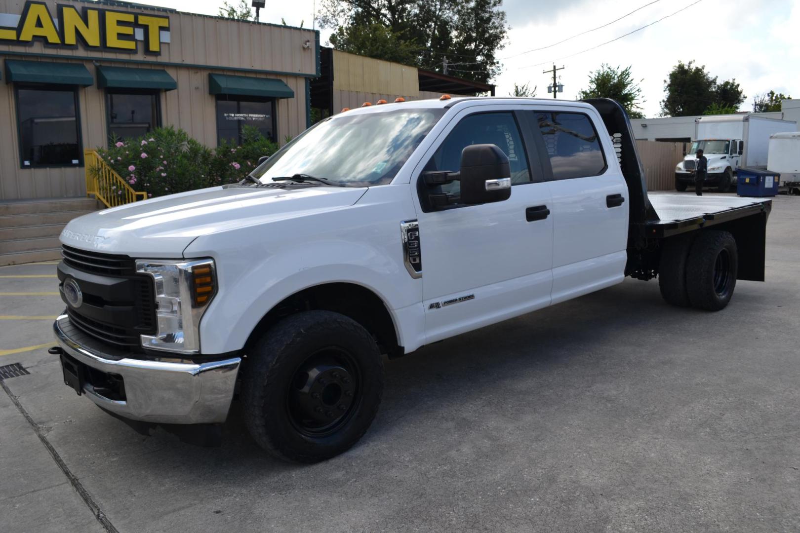 2018 WHITE /GRAY Ford F-350 with an POWERSTROKE 6.7L DIESEL engine, AUTOMATIC transmission, located at 9172 North Fwy, Houston, TX, 77037, (713) 910-6868, 29.887470, -95.411903 - Photo#0