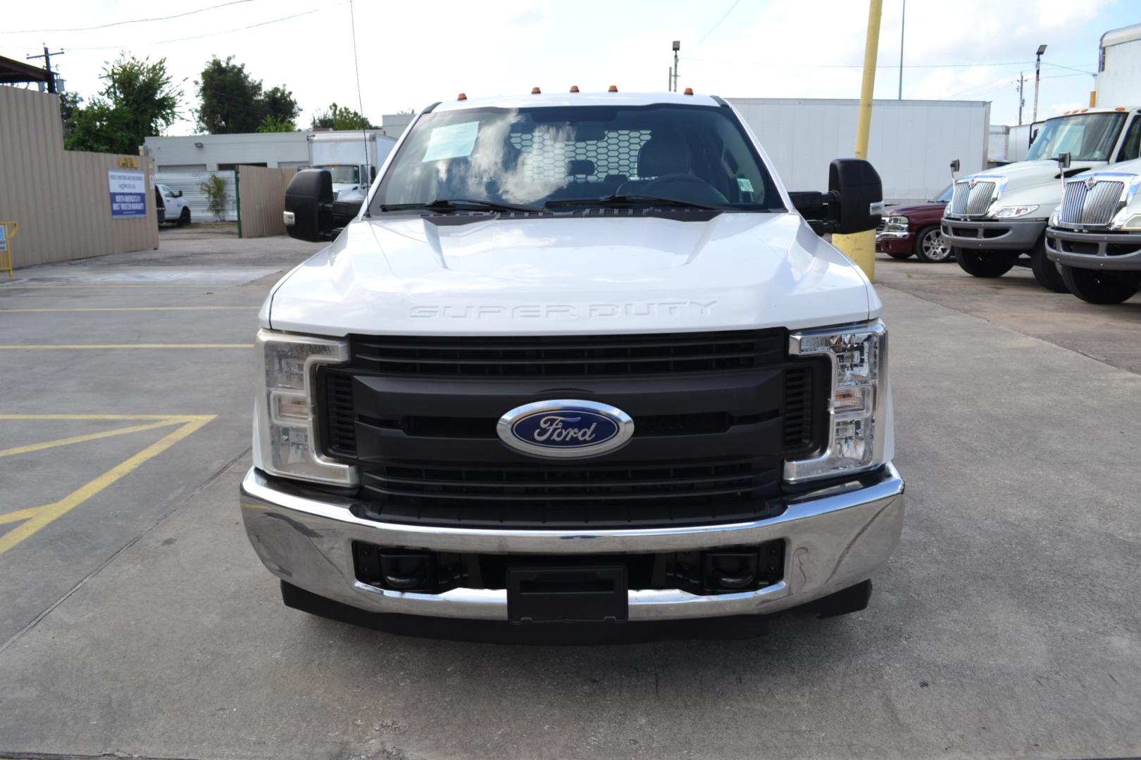 2018 WHITE /GRAY Ford F-350 with an POWERSTROKE 6.7L DIESEL engine, AUTOMATIC transmission, located at 9172 North Fwy, Houston, TX, 77037, (713) 910-6868, 29.887470, -95.411903 - Photo#1