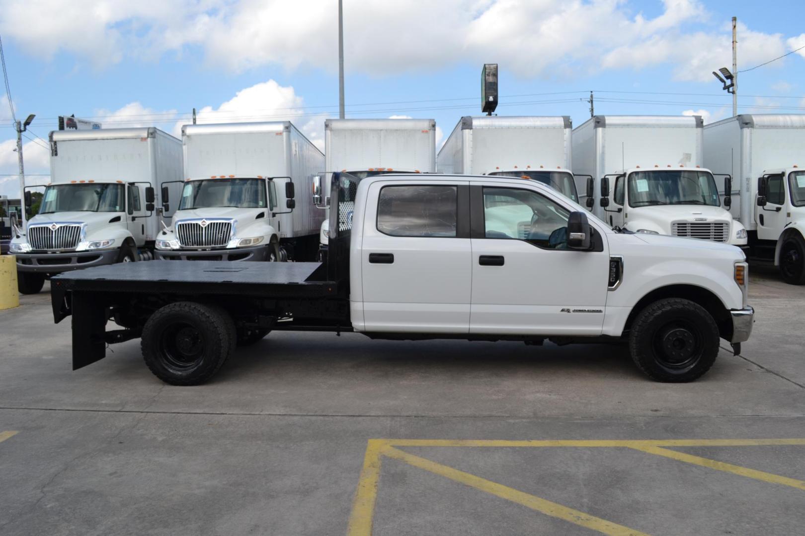 2018 WHITE /GRAY Ford F-350 with an POWERSTROKE 6.7L DIESEL engine, AUTOMATIC transmission, located at 9172 North Fwy, Houston, TX, 77037, (713) 910-6868, 29.887470, -95.411903 - Photo#3