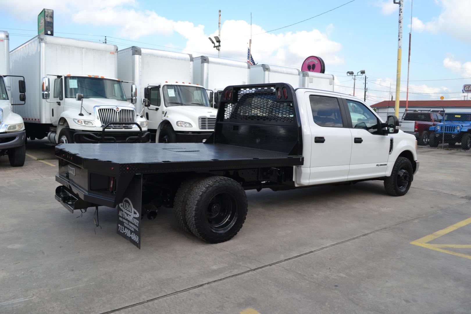 2018 WHITE /GRAY Ford F-350 with an POWERSTROKE 6.7L DIESEL engine, AUTOMATIC transmission, located at 9172 North Fwy, Houston, TX, 77037, (713) 910-6868, 29.887470, -95.411903 - Photo#4