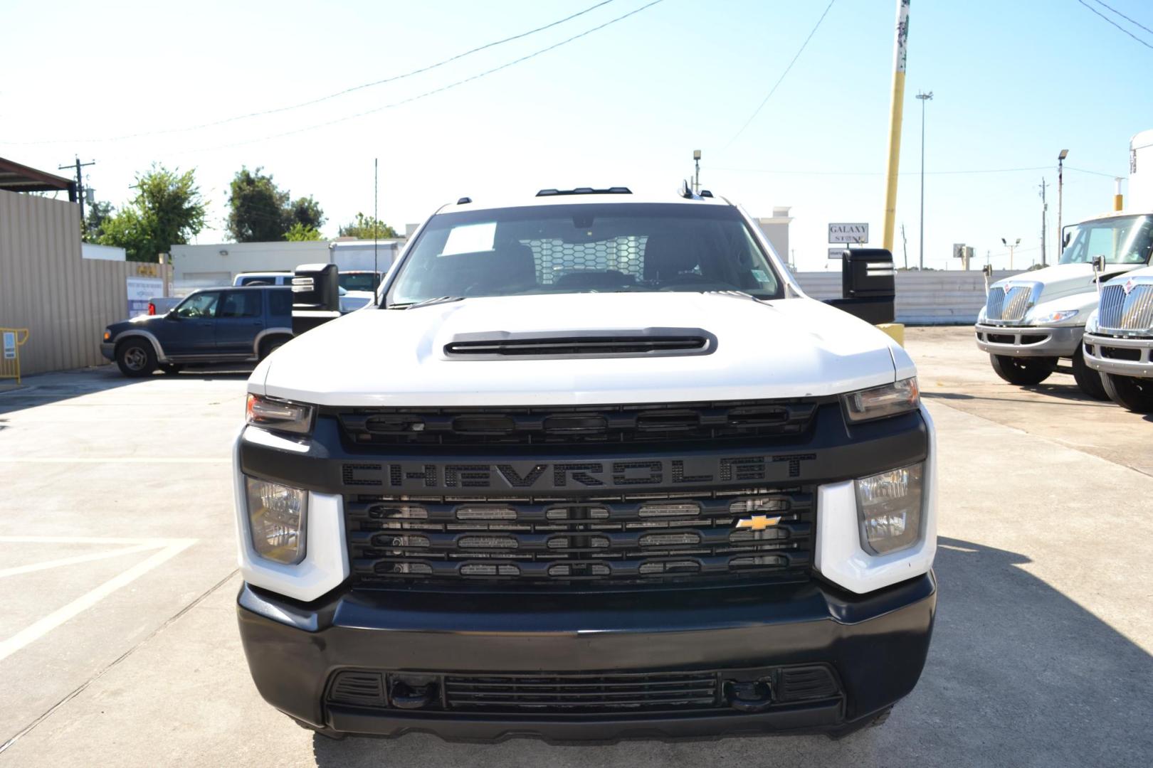 2021 WHITE /GRAY CHEVROLET 3500 with an DURAMX 6.6 L TURBO DIESEL engine, AUTOMATIC transmission, located at 9172 North Fwy, Houston, TX, 77037, (713) 910-6868, 29.887470, -95.411903 - Photo#1