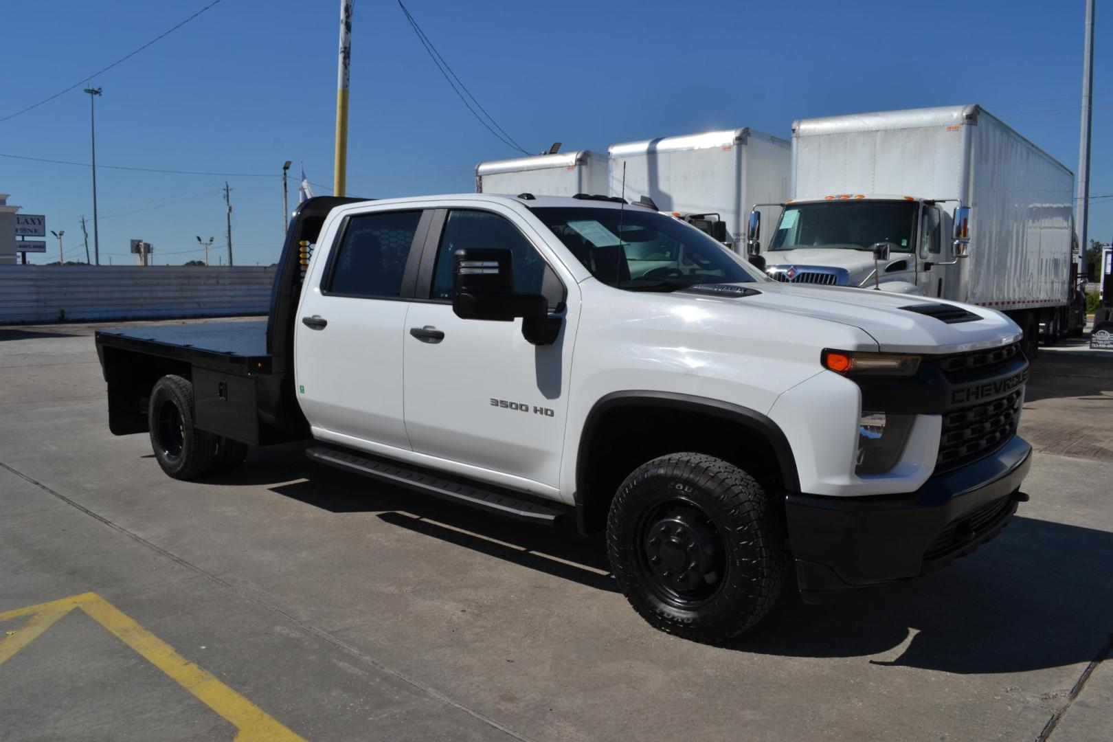 2021 WHITE /GRAY CHEVROLET 3500 with an DURAMX 6.6 L TURBO DIESEL engine, AUTOMATIC transmission, located at 9172 North Fwy, Houston, TX, 77037, (713) 910-6868, 29.887470, -95.411903 - Photo#2