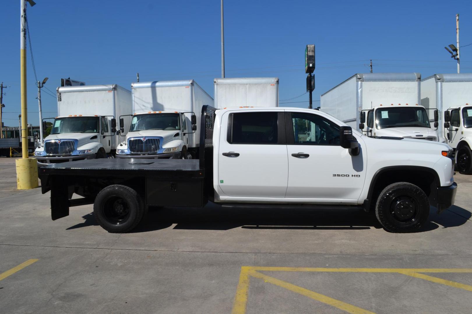 2021 WHITE /GRAY CHEVROLET 3500 with an DURAMX 6.6 L TURBO DIESEL engine, AUTOMATIC transmission, located at 9172 North Fwy, Houston, TX, 77037, (713) 910-6868, 29.887470, -95.411903 - Photo#3