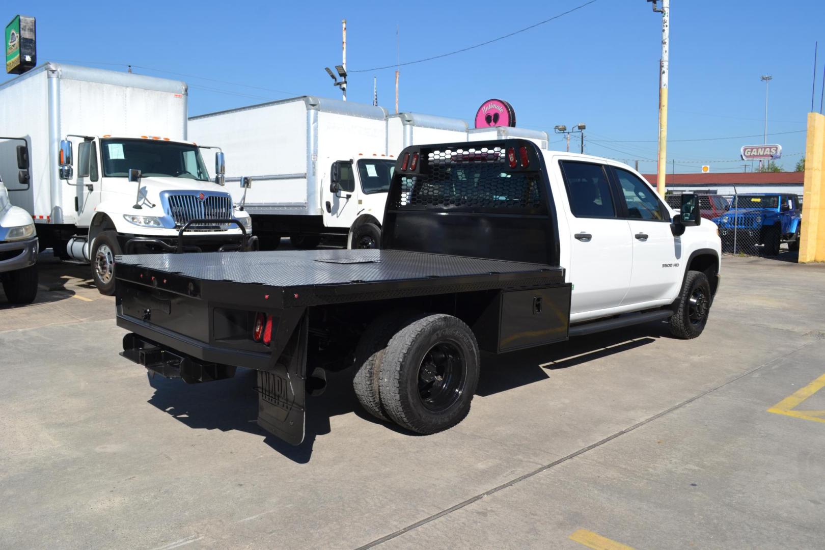 2021 WHITE /GRAY CHEVROLET 3500 with an DURAMX 6.6 L TURBO DIESEL engine, AUTOMATIC transmission, located at 9172 North Fwy, Houston, TX, 77037, (713) 910-6868, 29.887470, -95.411903 - Photo#4