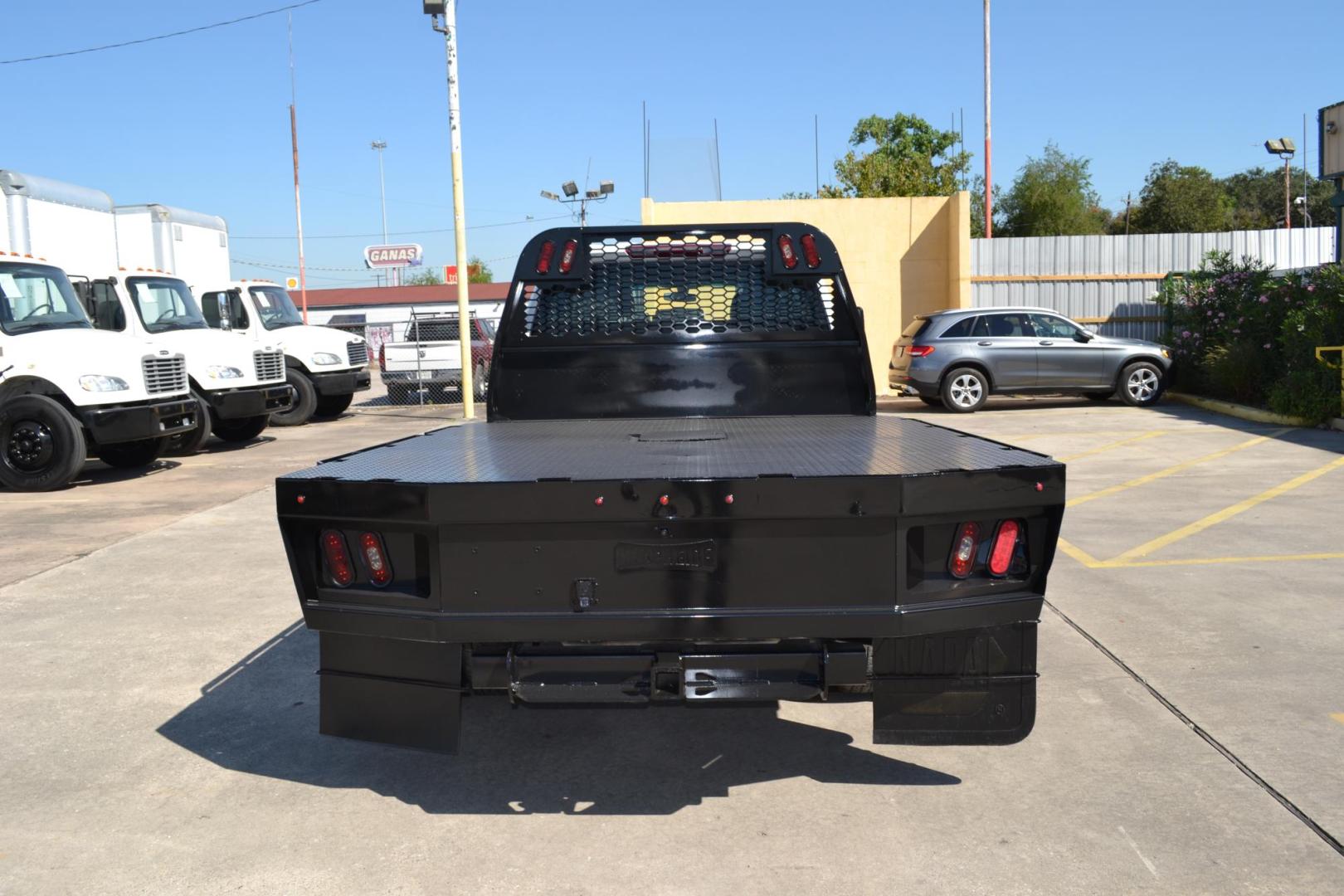 2021 WHITE /GRAY CHEVROLET 3500 with an DURAMX 6.6 L TURBO DIESEL engine, AUTOMATIC transmission, located at 9172 North Fwy, Houston, TX, 77037, (713) 910-6868, 29.887470, -95.411903 - Photo#5