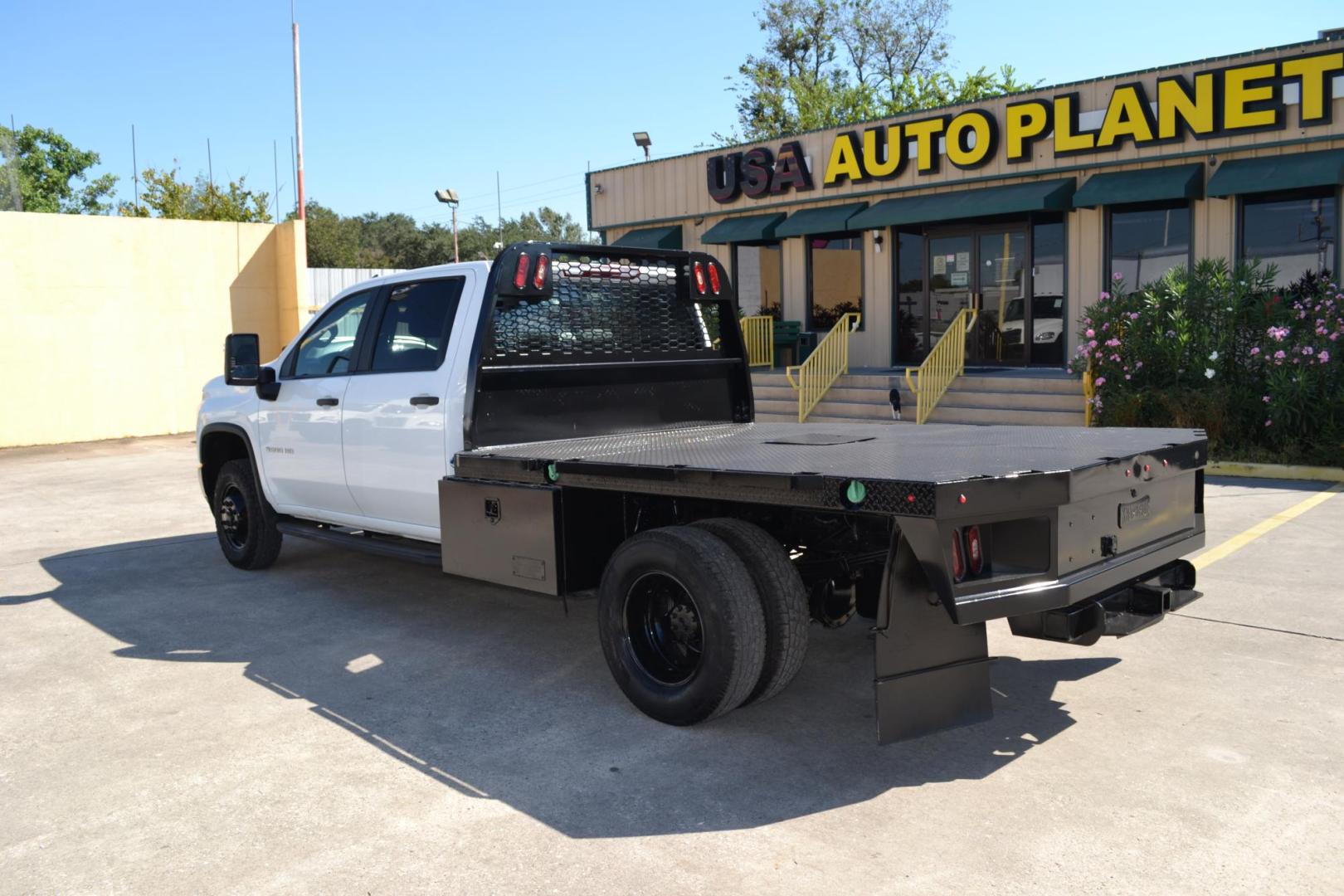 2021 WHITE /GRAY CHEVROLET 3500 with an DURAMX 6.6 L TURBO DIESEL engine, AUTOMATIC transmission, located at 9172 North Fwy, Houston, TX, 77037, (713) 910-6868, 29.887470, -95.411903 - Photo#6