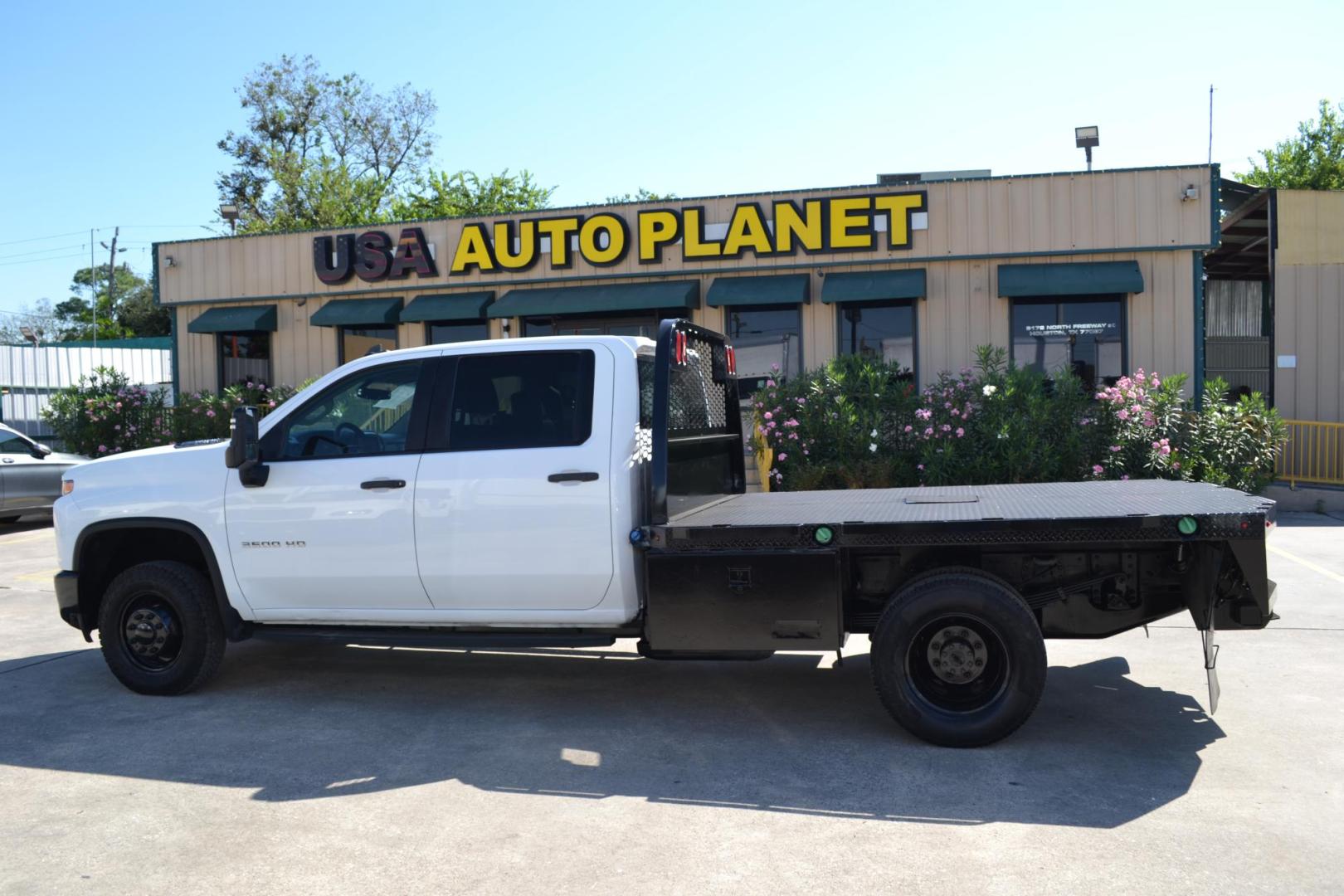 2021 WHITE /GRAY CHEVROLET 3500 with an DURAMX 6.6 L TURBO DIESEL engine, AUTOMATIC transmission, located at 9172 North Fwy, Houston, TX, 77037, (713) 910-6868, 29.887470, -95.411903 - Photo#7