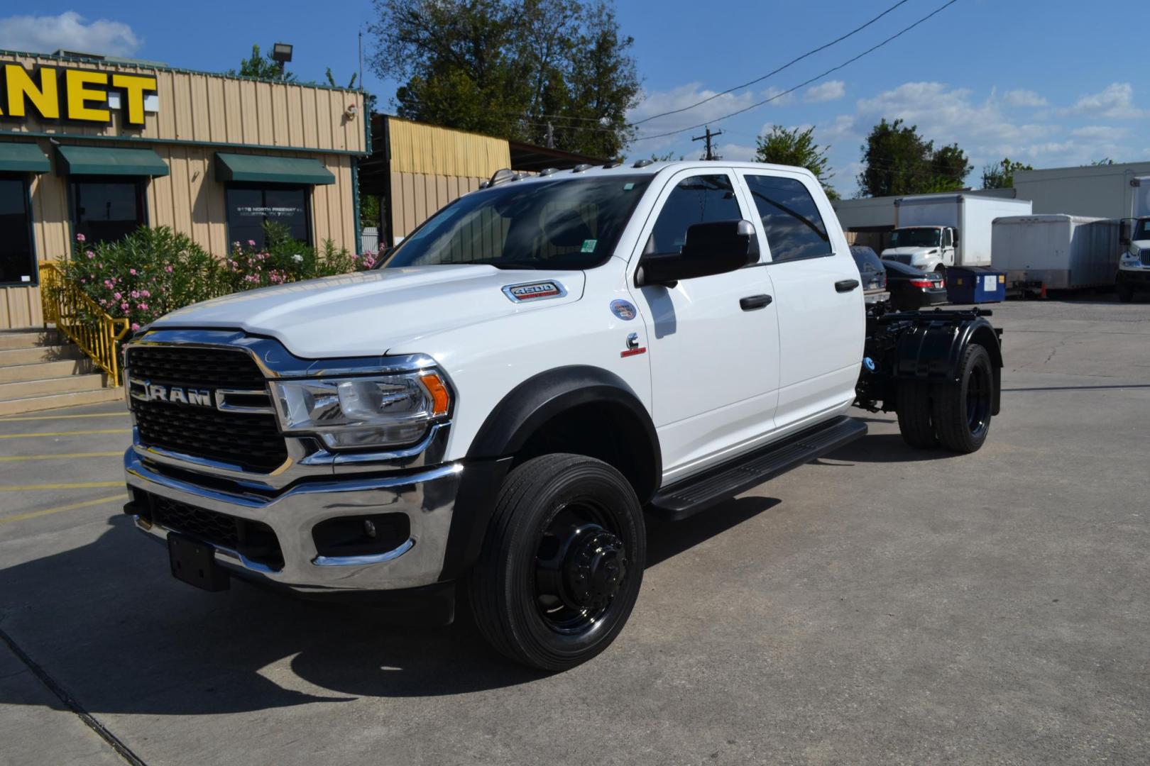 2022 WHITE /BLACK RAM 4500 with an CUMMINS 6.7L TURBO DIESEL engine, AISIN A465 6SPD AUTOMATIC transmission, located at 9172 North Fwy, Houston, TX, 77037, (713) 910-6868, 29.887470, -95.411903 - Photo#0