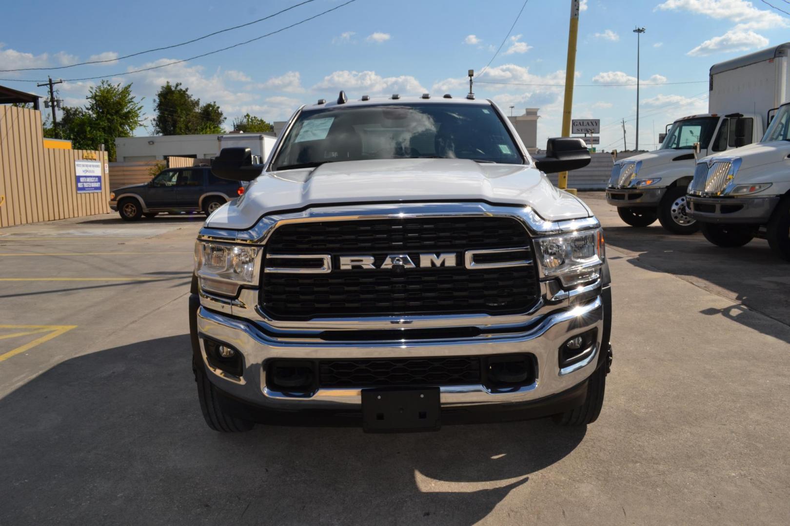 2022 WHITE /BLACK RAM 4500 with an CUMMINS 6.7L TURBO DIESEL engine, AISIN A465 6SPD AUTOMATIC transmission, located at 9172 North Fwy, Houston, TX, 77037, (713) 910-6868, 29.887470, -95.411903 - Photo#1