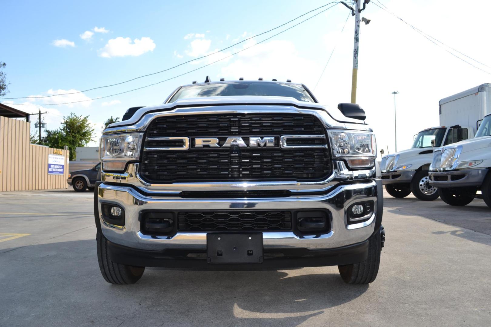 2022 WHITE /BLACK RAM 4500 with an CUMMINS 6.7L TURBO DIESEL engine, AISIN A465 6SPD AUTOMATIC transmission, located at 9172 North Fwy, Houston, TX, 77037, (713) 910-6868, 29.887470, -95.411903 - Photo#2