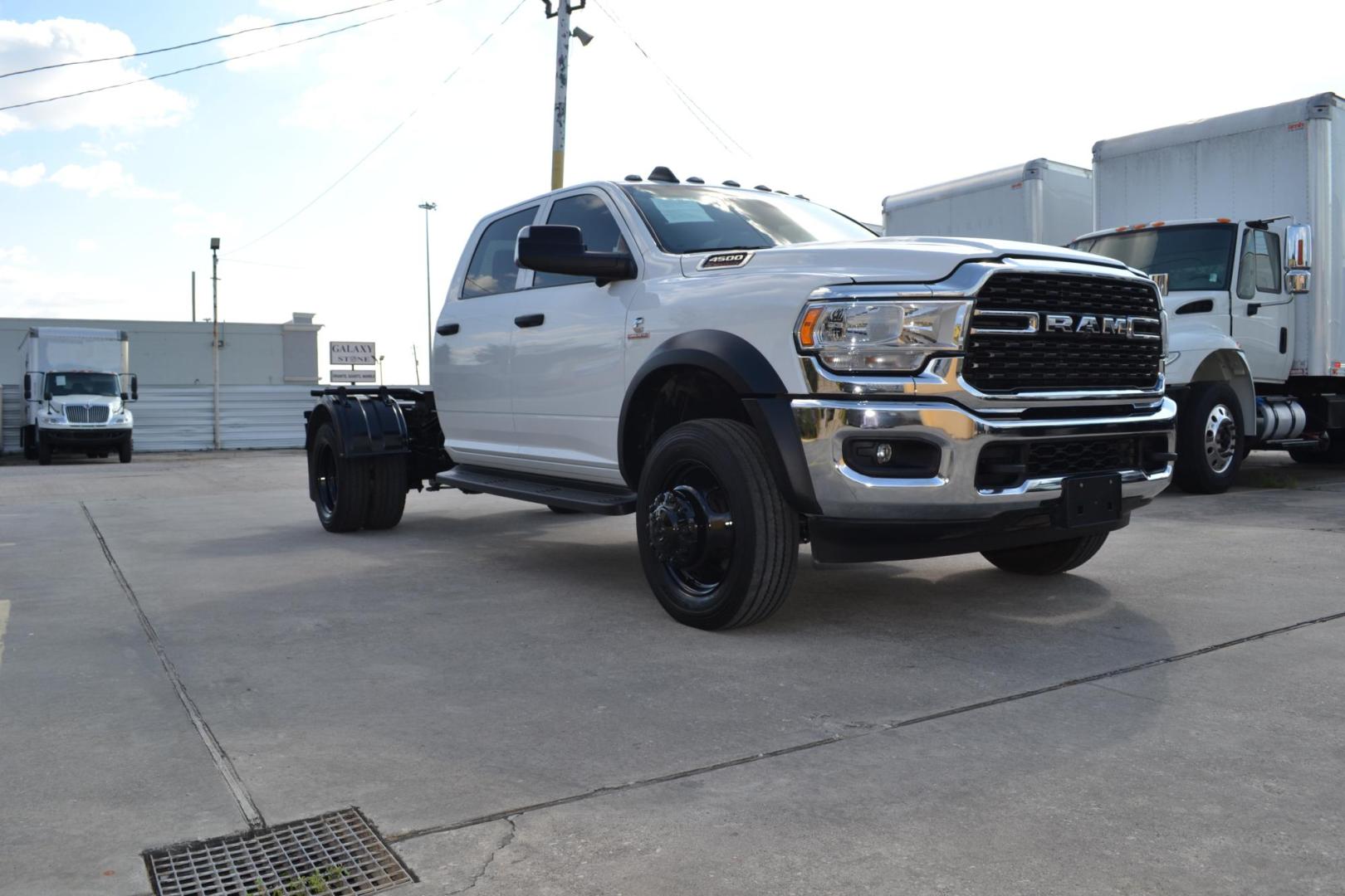 2022 WHITE /BLACK RAM 4500 with an CUMMINS 6.7L TURBO DIESEL engine, AISIN A465 6SPD AUTOMATIC transmission, located at 9172 North Fwy, Houston, TX, 77037, (713) 910-6868, 29.887470, -95.411903 - Photo#3