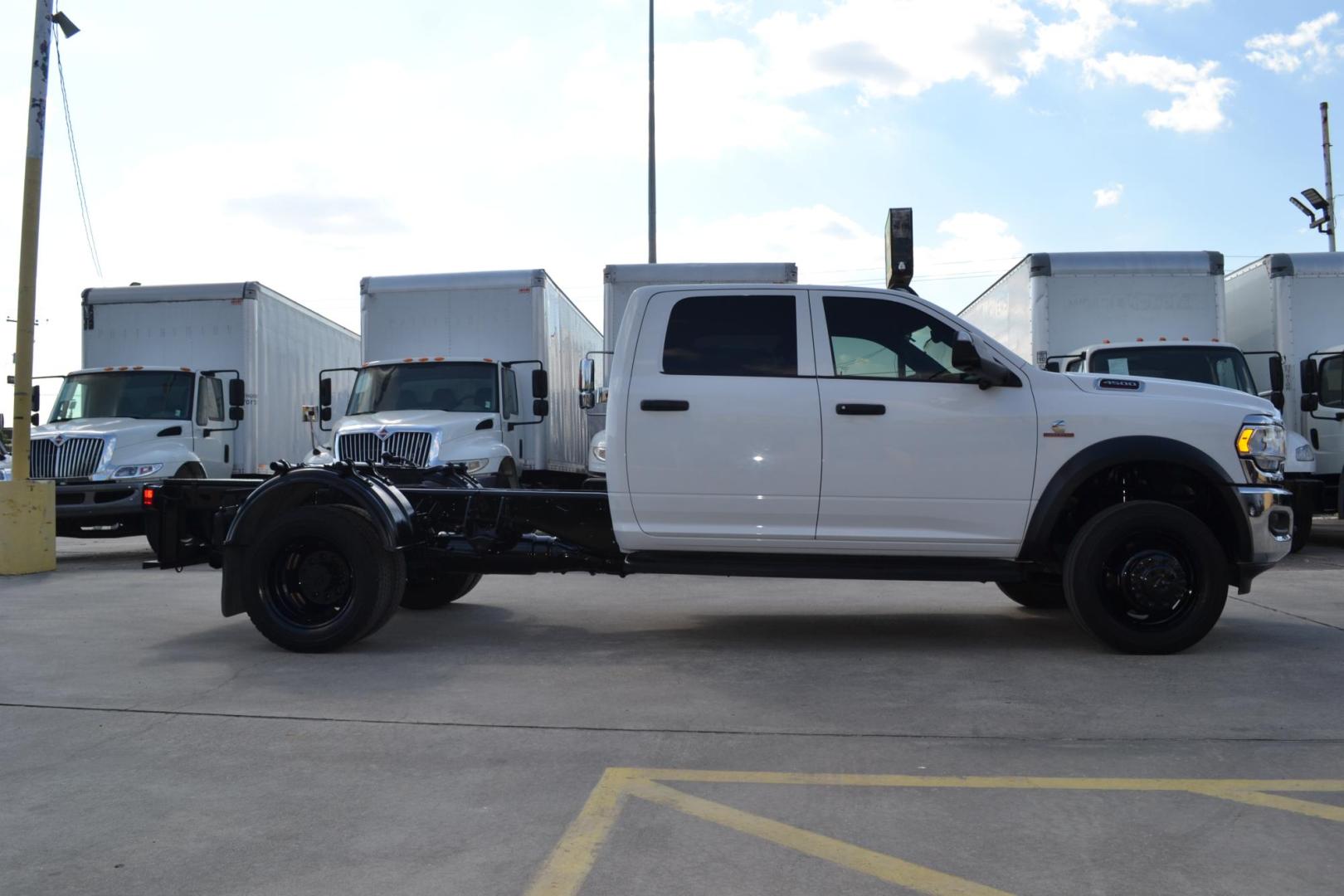 2022 WHITE /BLACK RAM 4500 with an CUMMINS 6.7L TURBO DIESEL engine, AISIN A465 6SPD AUTOMATIC transmission, located at 9172 North Fwy, Houston, TX, 77037, (713) 910-6868, 29.887470, -95.411903 - Photo#4