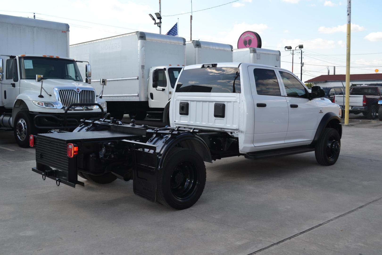 2022 WHITE /BLACK RAM 4500 with an CUMMINS 6.7L TURBO DIESEL engine, AISIN A465 6SPD AUTOMATIC transmission, located at 9172 North Fwy, Houston, TX, 77037, (713) 910-6868, 29.887470, -95.411903 - Photo#5