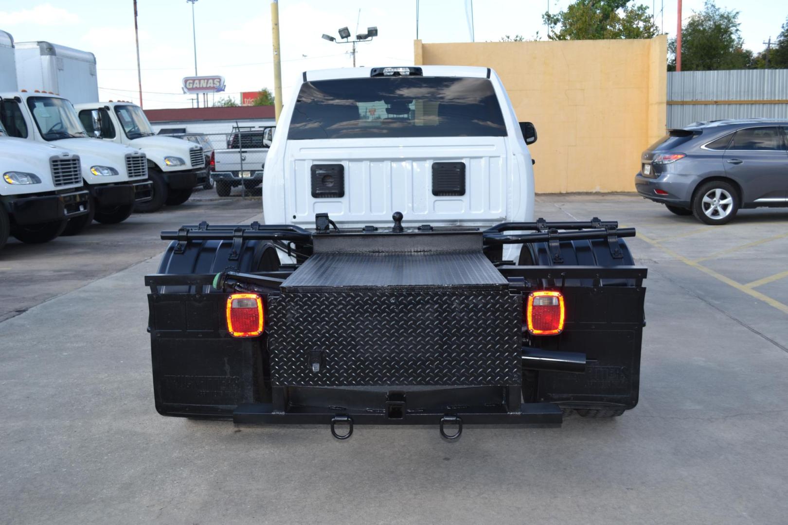 2022 WHITE /BLACK RAM 4500 with an CUMMINS 6.7L TURBO DIESEL engine, AISIN A465 6SPD AUTOMATIC transmission, located at 9172 North Fwy, Houston, TX, 77037, (713) 910-6868, 29.887470, -95.411903 - Photo#6