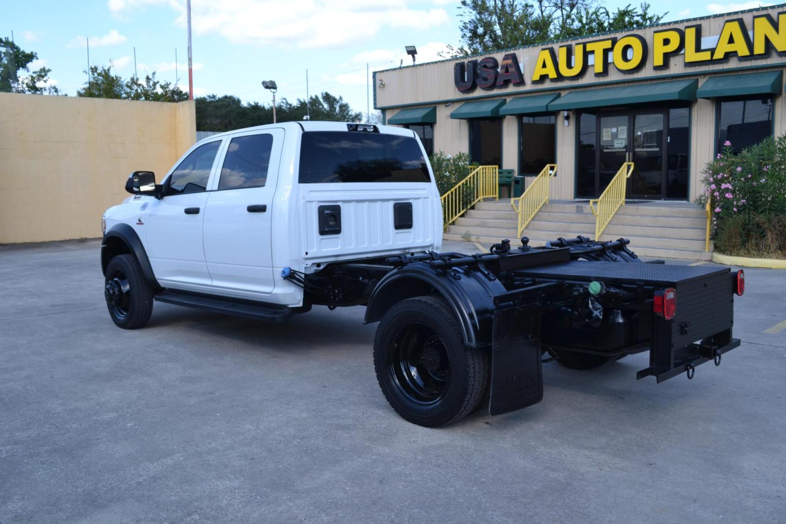 2022 WHITE /BLACK RAM 4500 with an CUMMINS 6.7L TURBO DIESEL engine, AISIN A465 6SPD AUTOMATIC transmission, located at 9172 North Fwy, Houston, TX, 77037, (713) 910-6868, 29.887470, -95.411903 - Photo#7