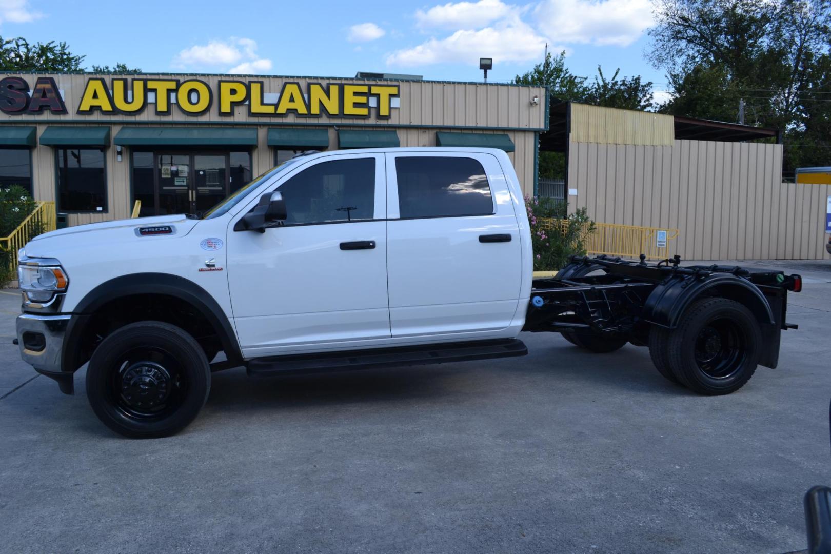 2022 WHITE /BLACK RAM 4500 with an CUMMINS 6.7L TURBO DIESEL engine, AISIN A465 6SPD AUTOMATIC transmission, located at 9172 North Fwy, Houston, TX, 77037, (713) 910-6868, 29.887470, -95.411903 - Photo#8