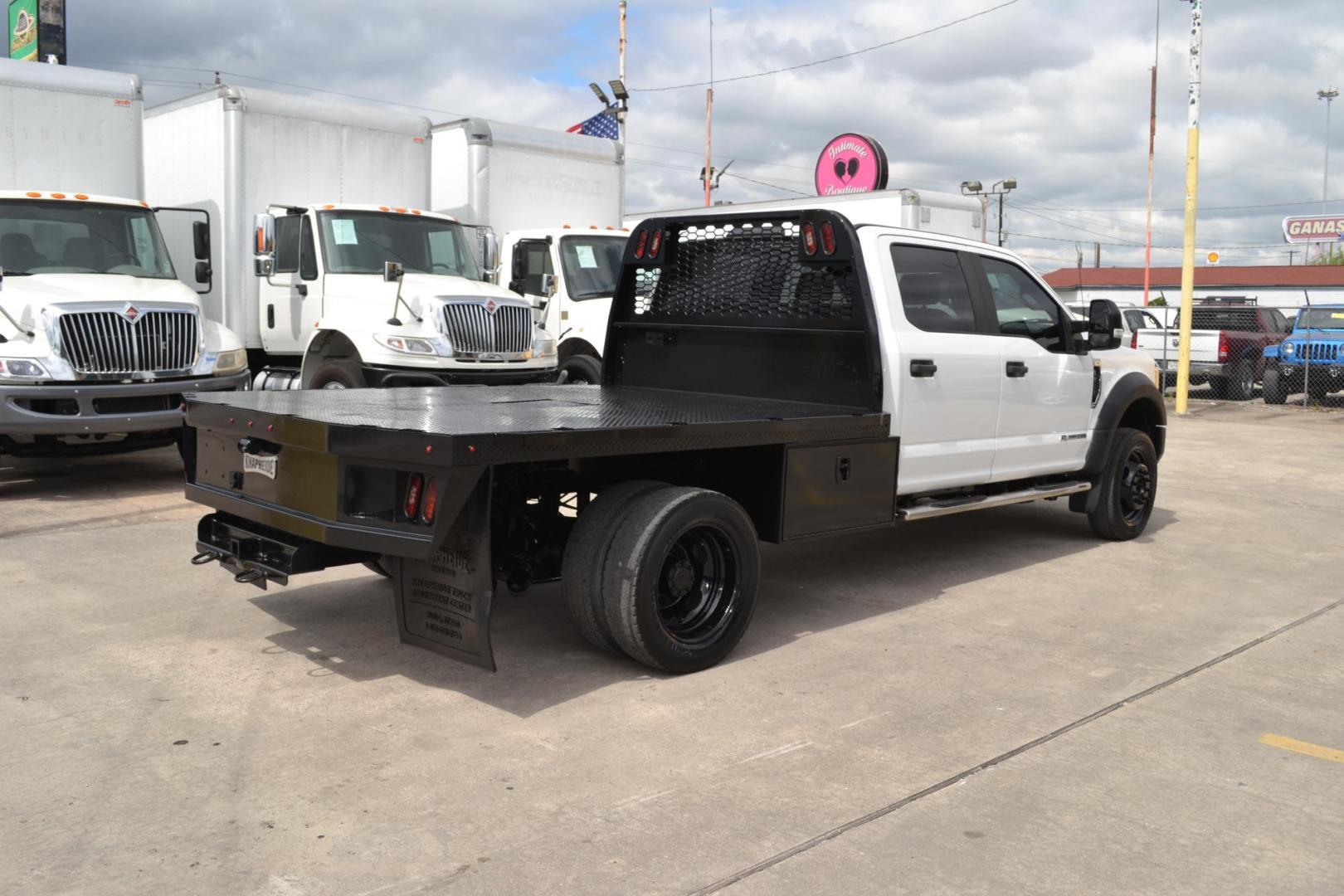 2019 WHITE /GRAY Ford F-450 with an POWERSTROKE 6.7L DIESEL engine, AUTOMATIC transmission, located at 9172 North Fwy, Houston, TX, 77037, (713) 910-6868, 29.887470, -95.411903 - 16,500LB GVWR, WB: 179", RATIO:4.10, CREW CAB, 4X4, 9FT FLATBED, 96" WIDE, GOOSENECK/BUMPER PULL HITCH, REVERSE CAMERA , POWER WINDOWS, LOCKS, & MIRRORS - Photo#4