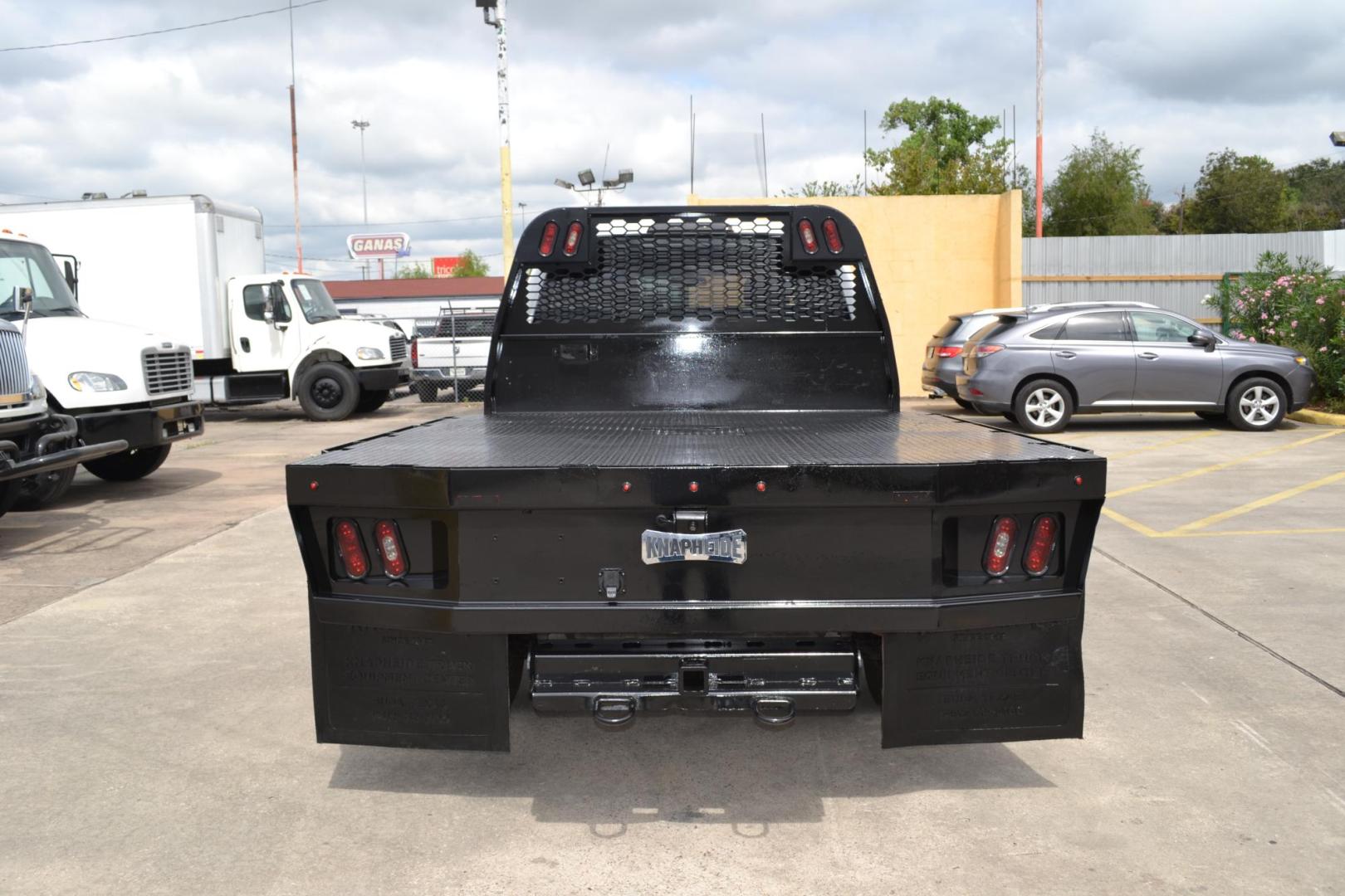 2019 WHITE /GRAY Ford F-450 with an POWERSTROKE 6.7L DIESEL engine, AUTOMATIC transmission, located at 9172 North Fwy, Houston, TX, 77037, (713) 910-6868, 29.887470, -95.411903 - 16,500LB GVWR, WB: 179", RATIO:4.10, CREW CAB, 4X4, 9FT FLATBED, 96" WIDE, GOOSENECK/BUMPER PULL HITCH, REVERSE CAMERA , POWER WINDOWS, LOCKS, & MIRRORS - Photo#5