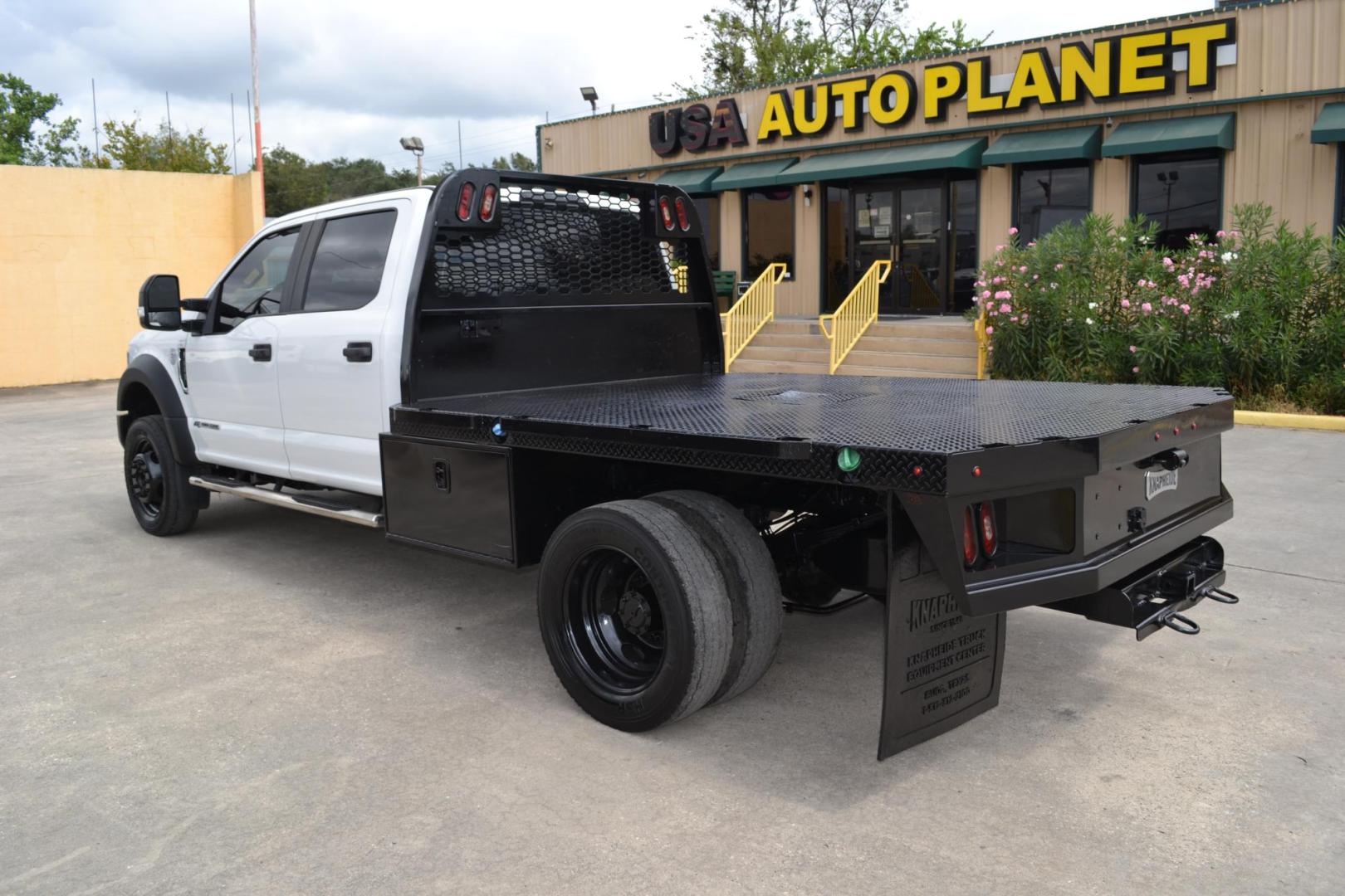 2019 WHITE /GRAY Ford F-450 with an POWERSTROKE 6.7L DIESEL engine, AUTOMATIC transmission, located at 9172 North Fwy, Houston, TX, 77037, (713) 910-6868, 29.887470, -95.411903 - 16,500LB GVWR, WB: 179", RATIO:4.10, CREW CAB, 4X4, 9FT FLATBED, 96" WIDE, GOOSENECK/BUMPER PULL HITCH, REVERSE CAMERA , POWER WINDOWS, LOCKS, & MIRRORS - Photo#6