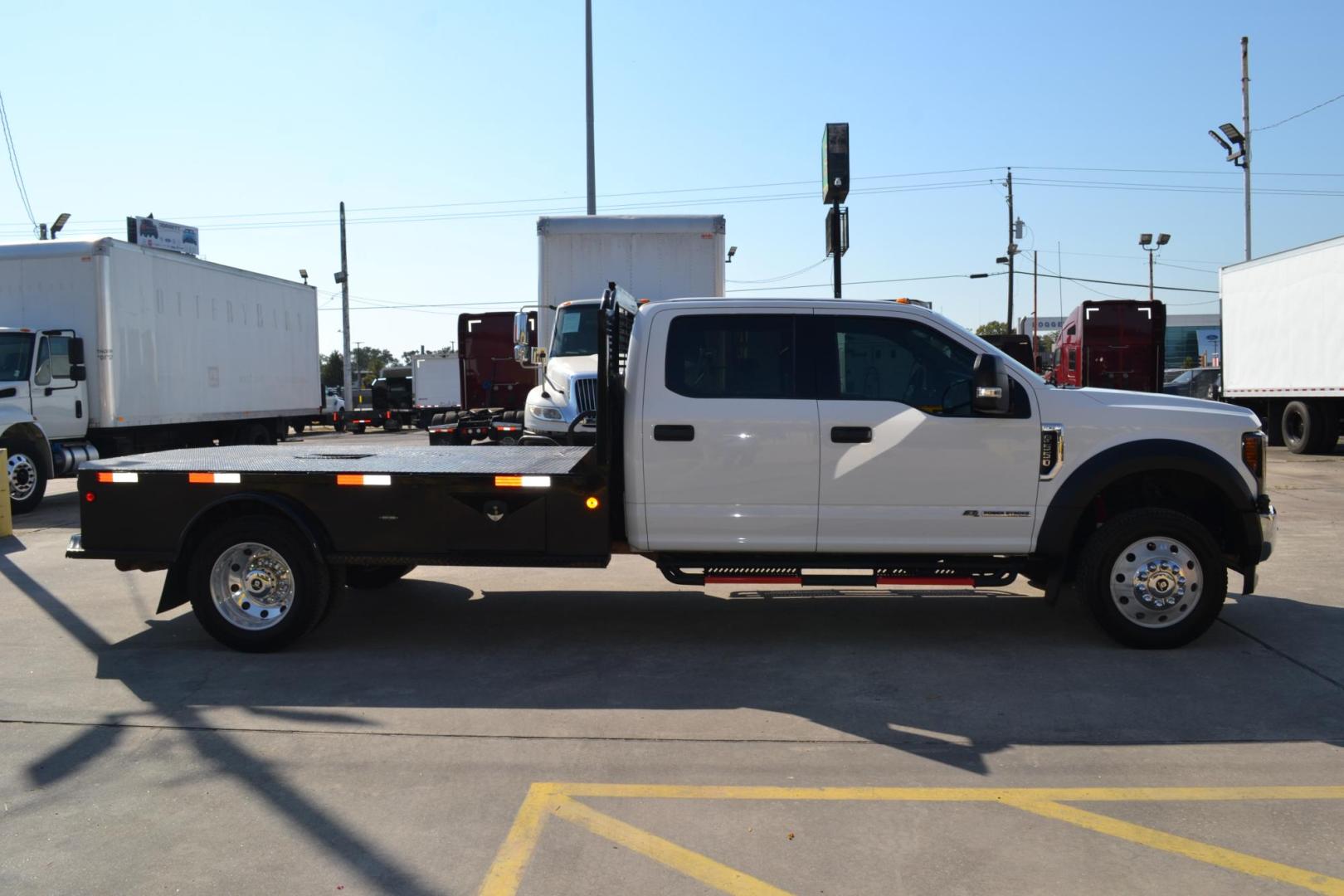 2017 WHITE /BLACK Ford F-550 with an POWERSTROKE 6.7L DIESEL engine, AUTOMATIC transmission, located at 9172 North Fwy, Houston, TX, 77037, (713) 910-6868, 29.887470, -95.411903 - 19,500LB GVWR , 11FT FLATBED , 90" WIDE, GOOSENECK/BUMPER PULL HITCH, 4X4, WHEELBASE: 200", RATIO: 4.10, CREW CAB, POWER WINDOWS, LOCKS, & MIRRORS, ALUMINUM WHEELS, 2 X TOOLBOXES - Photo#3