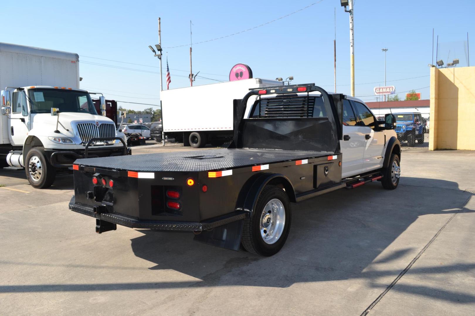 2017 WHITE /BLACK Ford F-550 with an POWERSTROKE 6.7L DIESEL engine, AUTOMATIC transmission, located at 9172 North Fwy, Houston, TX, 77037, (713) 910-6868, 29.887470, -95.411903 - 19,500LB GVWR , 11FT FLATBED , 90" WIDE, GOOSENECK/BUMPER PULL HITCH, 4X4, WHEELBASE: 200", RATIO: 4.10, CREW CAB, POWER WINDOWS, LOCKS, & MIRRORS, ALUMINUM WHEELS, 2 X TOOLBOXES - Photo#4