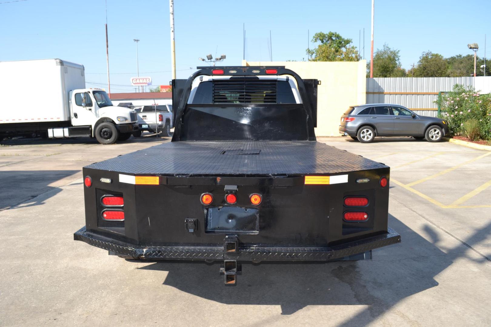 2017 WHITE /BLACK Ford F-550 with an POWERSTROKE 6.7L DIESEL engine, AUTOMATIC transmission, located at 9172 North Fwy, Houston, TX, 77037, (713) 910-6868, 29.887470, -95.411903 - 19,500LB GVWR , 11FT FLATBED , 90" WIDE, GOOSENECK/BUMPER PULL HITCH, 4X4, WHEELBASE: 200", RATIO: 4.10, CREW CAB, POWER WINDOWS, LOCKS, & MIRRORS, ALUMINUM WHEELS, 2 X TOOLBOXES - Photo#5