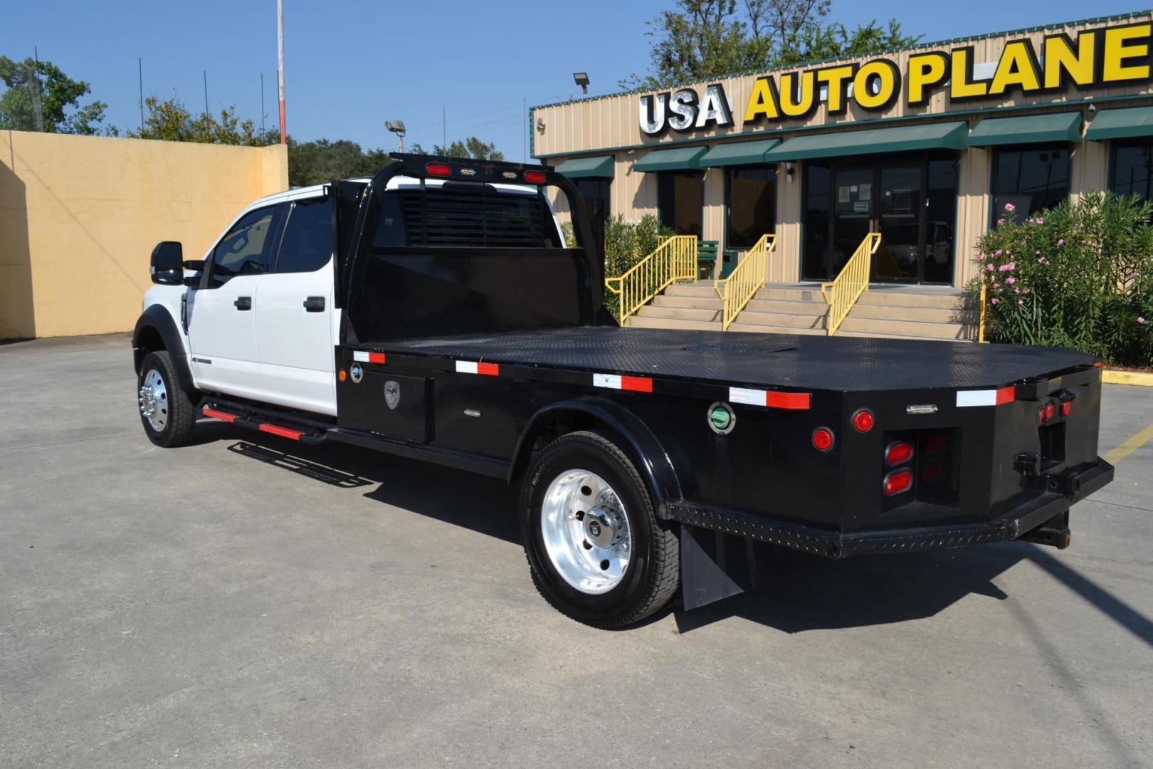 2017 WHITE /BLACK Ford F-550 with an POWERSTROKE 6.7L DIESEL engine, AUTOMATIC transmission, located at 9172 North Fwy, Houston, TX, 77037, (713) 910-6868, 29.887470, -95.411903 - 19,500LB GVWR , 11FT FLATBED , 90" WIDE, GOOSENECK/BUMPER PULL HITCH, 4X4, WHEELBASE: 200", RATIO: 4.10, CREW CAB, POWER WINDOWS, LOCKS, & MIRRORS, ALUMINUM WHEELS, 2 X TOOLBOXES - Photo#6