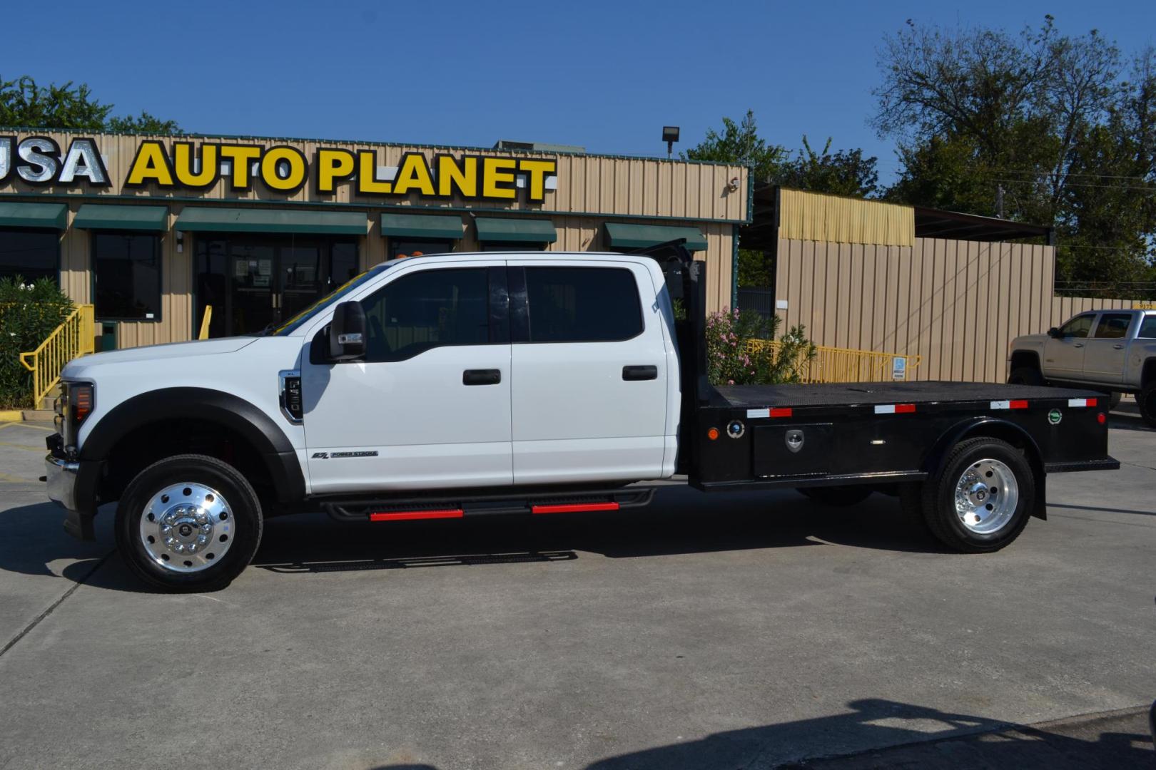 2017 WHITE /BLACK Ford F-550 with an POWERSTROKE 6.7L DIESEL engine, AUTOMATIC transmission, located at 9172 North Fwy, Houston, TX, 77037, (713) 910-6868, 29.887470, -95.411903 - 19,500LB GVWR , 11FT FLATBED , 90" WIDE, GOOSENECK/BUMPER PULL HITCH, 4X4, WHEELBASE: 200", RATIO: 4.10, CREW CAB, POWER WINDOWS, LOCKS, & MIRRORS, ALUMINUM WHEELS, 2 X TOOLBOXES - Photo#7