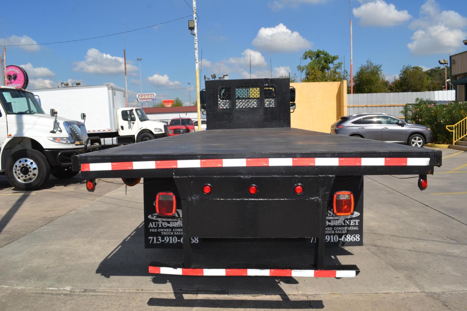 2018 WHITE /BLACK FREIGHTLINER M2-112 with an CUMMINS L9 8.9L 370HP engine, EATON FULLER 10SPD MANUAL transmission, located at 9172 North Fwy, Houston, TX, 77037, (713) 910-6868, 29.887470, -95.411903 - 16K FRONT AXLE, 40K REAR AXLE, 26FT FLATBED , 102" WIDE, TANDEM AXLE, AIR RIDE, EXHAUST BRAKE, FULL LOCKERS, WB: 270", RATIO: 3.55, DUAL 60 GALLON FUEL TANKS, 6 X SLIDING WINCH STRAPS - Photo#5