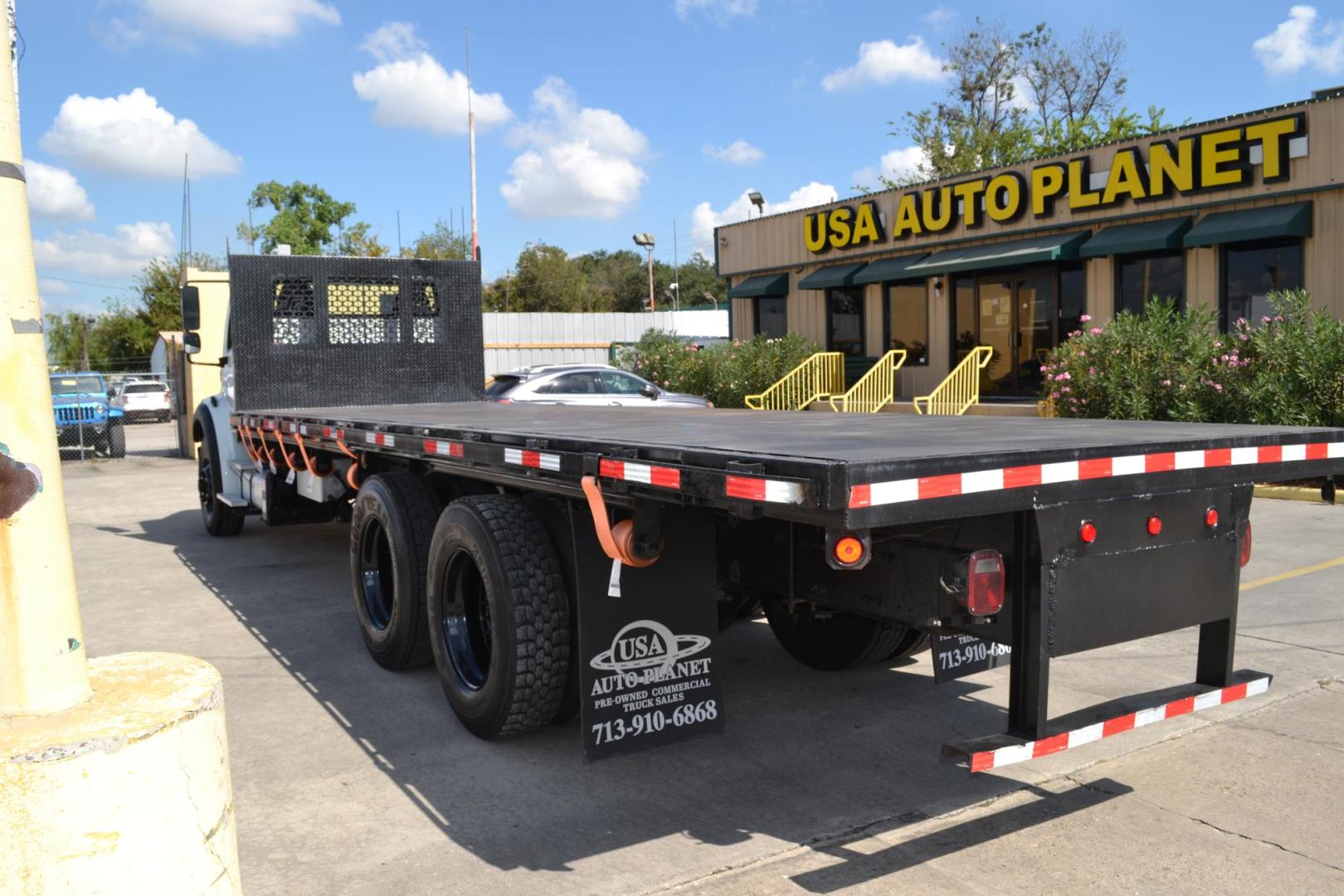 2018 WHITE /BLACK FREIGHTLINER M2-112 with an CUMMINS L9 8.9L 370HP engine, EATON FULLER 10SPD MANUAL transmission, located at 9172 North Fwy, Houston, TX, 77037, (713) 910-6868, 29.887470, -95.411903 - 16K FRONT AXLE, 40K REAR AXLE, 26FT FLATBED , 102" WIDE, TANDEM AXLE, AIR RIDE, EXHAUST BRAKE, FULL LOCKERS, WB: 270", RATIO: 3.55, DUAL 60 GALLON FUEL TANKS, 6 X SLIDING WINCH STRAPS - Photo#6