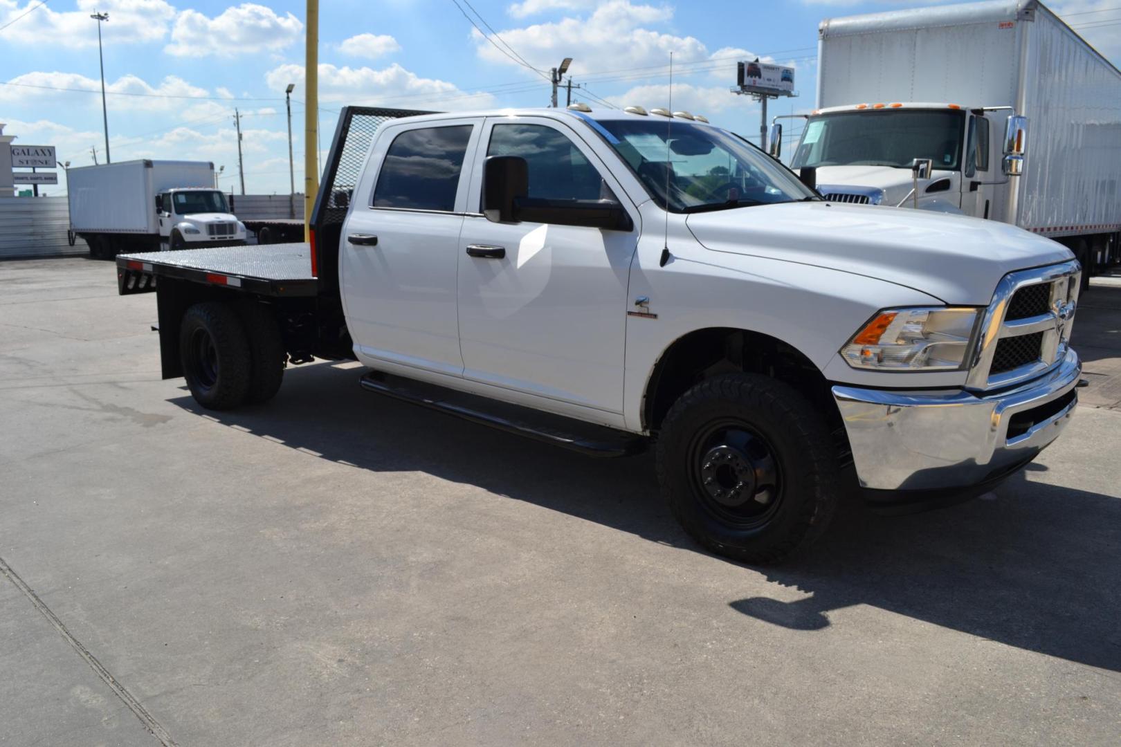 2017 WHITE /BLACK RAM 3500 with an CUMMINS 6.7L TURBO DIESEL engine, AISIN A465 6SPD AUTOMATIC transmission, located at 9172 North Fwy, Houston, TX, 77037, (713) 910-6868, 29.887470, -95.411903 - Photo#2