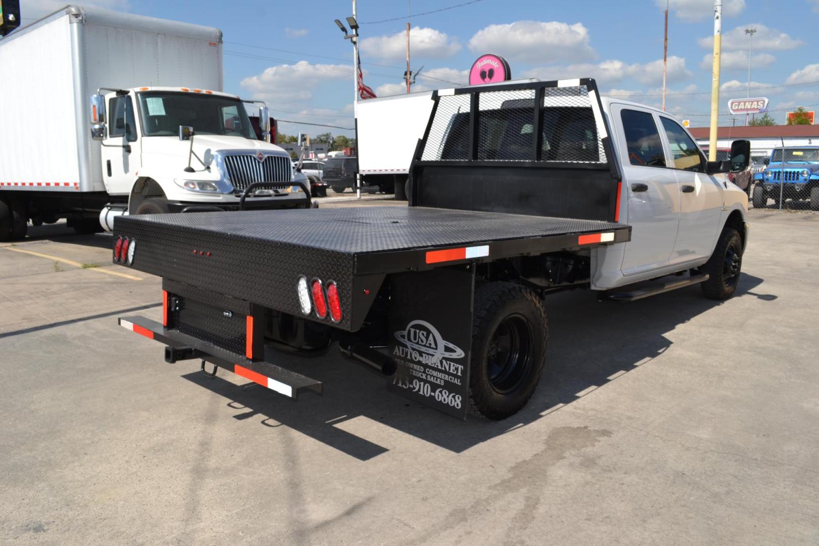 2017 WHITE /BLACK RAM 3500 with an CUMMINS 6.7L TURBO DIESEL engine, AISIN A465 6SPD AUTOMATIC transmission, located at 9172 North Fwy, Houston, TX, 77037, (713) 910-6868, 29.887470, -95.411903 - Photo#4