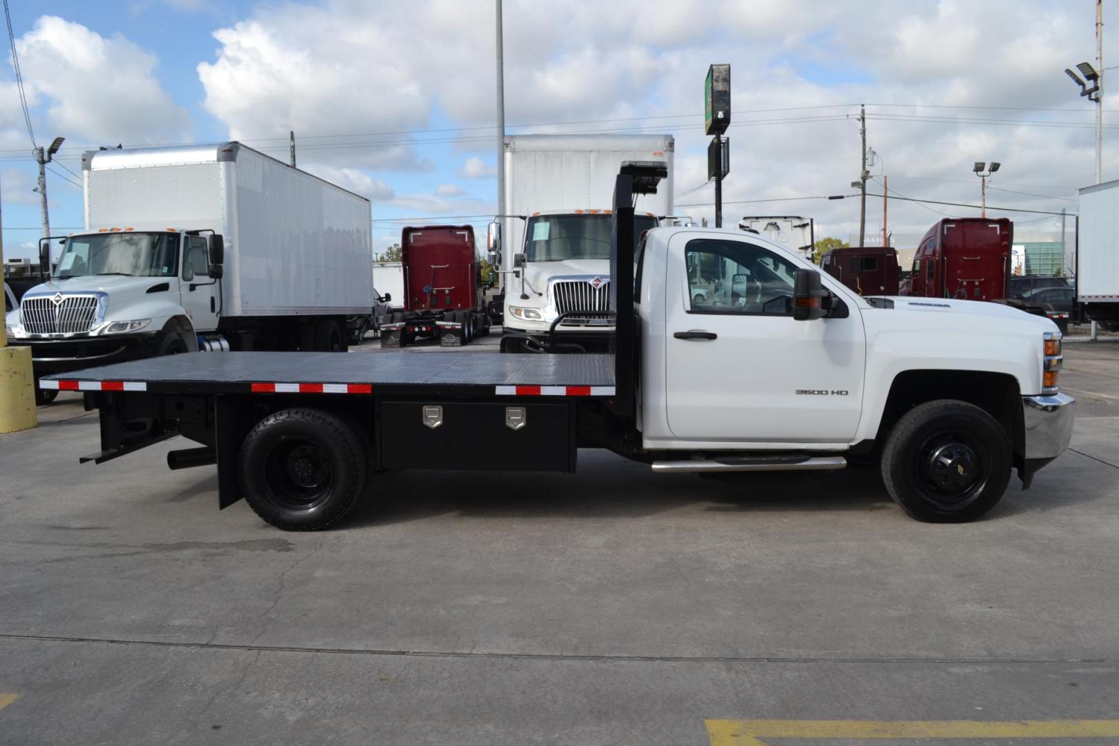 2018 WHITE /BLACK CHEVROLET 3500 with an DURAMX 6.6 L TURBO DIESEL engine, AUTOMATIC transmission, located at 9172 North Fwy, Houston, TX, 77037, (713) 910-6868, 29.887470, -95.411903 - 12FT FLATBED, 96" WIDE, BUMPER PULL HITCH, LIGHT BAR, 2 X TOOLBOXES, EXHAUST BRAKE , POWER WINDOWS, LOCKS, & MIRRORS - Photo#3