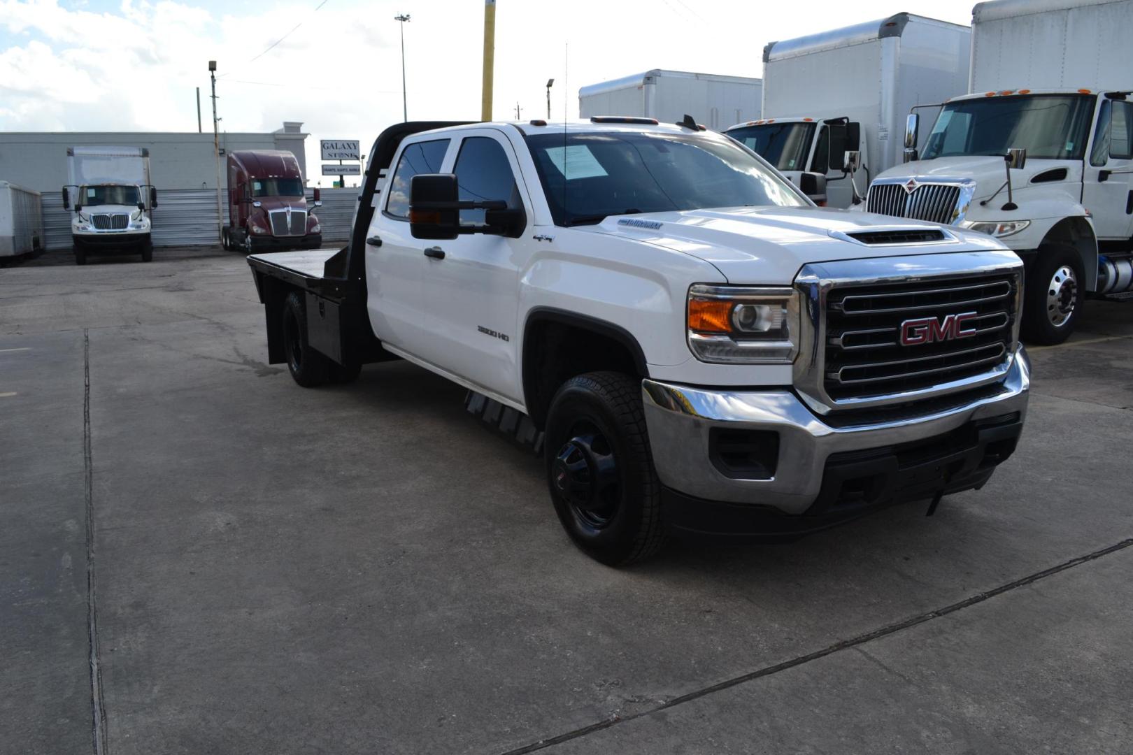 2019 WHITE /BLACK GMC 3500 with an DURAMX 6.6 L TURBO DIESEL engine, AUTOMATIC transmission, located at 9172 North Fwy, Houston, TX, 77037, (713) 910-6868, 29.887470, -95.411903 - 9FT FLATBED, 93" WIDE , WB: 172", 13,200 GVWR, 4X4, GOOSENECK/BUMPER PULL HITCH, 2 X TOOLBOXES, EXHAUST BRAKE, POWER WINDOWS, LOCKS, & MIRROS - Photo#2