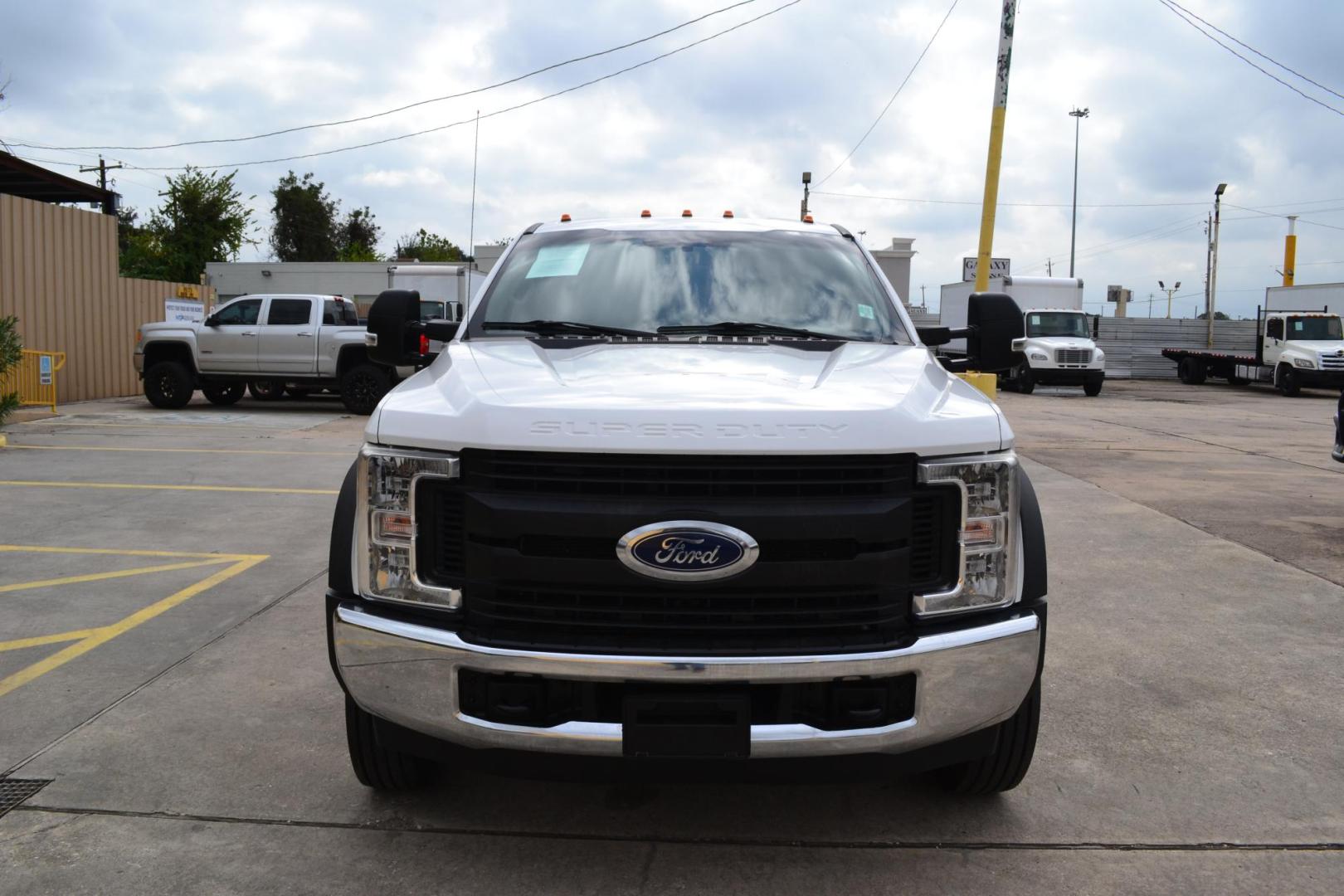 2019 WHITE /GRAY Ford F-550 with an POWERSTROKE 6.7L DIESEL engine, AUTOMATIC transmission, located at 9172 North Fwy, Houston, TX, 77037, (713) 910-6868, 29.887470, -95.411903 - 19,500 LB GVWR, 11FT FLATBED, 98" WIDE, GOOSENECK HITCH, BUMPER PULL, EXTENDED CAB, POWER WINDOWS & LOCKS, COLD A/C, TOOLBOX - Photo#1