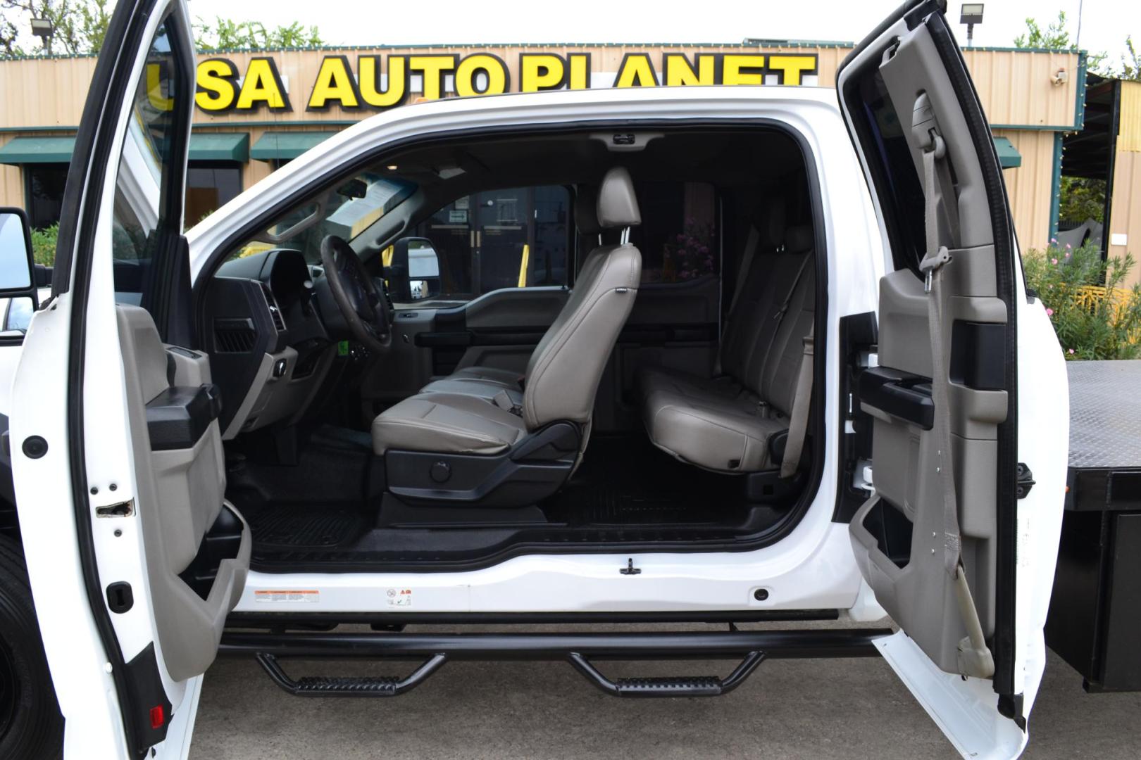 2019 WHITE /GRAY Ford F-550 with an POWERSTROKE 6.7L DIESEL engine, AUTOMATIC transmission, located at 9172 North Fwy, Houston, TX, 77037, (713) 910-6868, 29.887470, -95.411903 - 19,500 LB GVWR, 11FT FLATBED, 98" WIDE, GOOSENECK HITCH, BUMPER PULL, EXTENDED CAB, POWER WINDOWS & LOCKS, COLD A/C, TOOLBOX - Photo#12