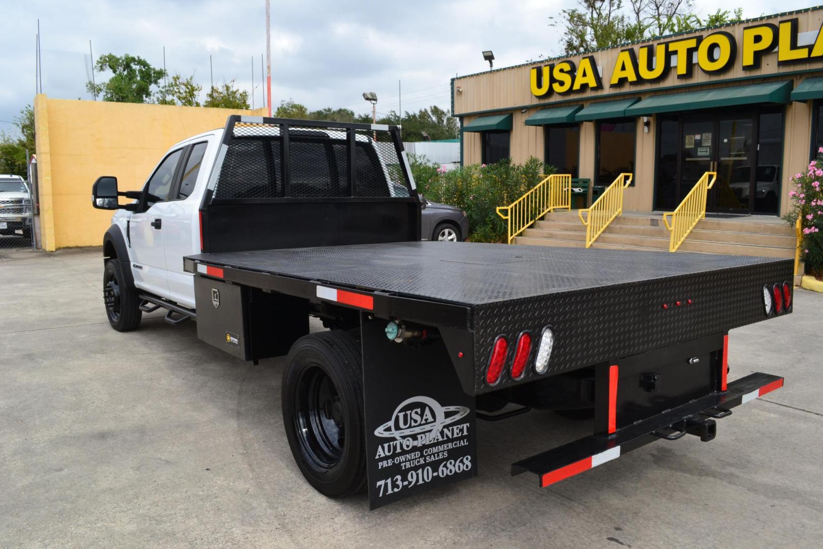 2019 WHITE /GRAY Ford F-550 with an POWERSTROKE 6.7L DIESEL engine, AUTOMATIC transmission, located at 9172 North Fwy, Houston, TX, 77037, (713) 910-6868, 29.887470, -95.411903 - 19,500 LB GVWR, 11FT FLATBED, 98" WIDE, GOOSENECK HITCH, BUMPER PULL, EXTENDED CAB, POWER WINDOWS & LOCKS, COLD A/C, TOOLBOX - Photo#6