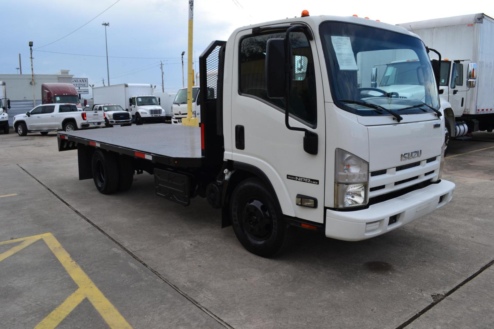 2012 WHITE /GRAY ISUZU NPR with an 4HK1TC 5.2L TURBO-CHARGED DIESEL engine, AUTOMATIC transmission, located at 9172 North Fwy, Houston, TX, 77037, (713) 910-6868, 29.887470, -95.411903 - Photo#2