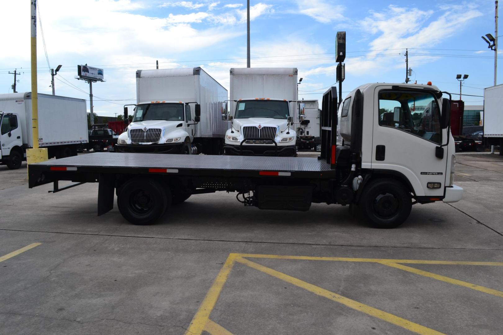 2012 WHITE /GRAY ISUZU NPR with an 4HK1TC 5.2L TURBO-CHARGED DIESEL engine, AUTOMATIC transmission, located at 9172 North Fwy, Houston, TX, 77037, (713) 910-6868, 29.887470, -95.411903 - Photo#4