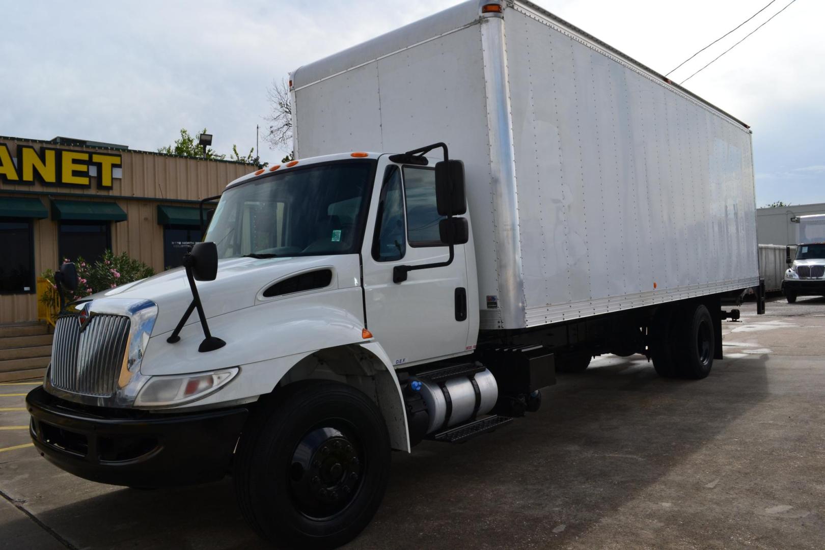 2017 WHITE /BLACK INTERNATIONAL 4300 with an CUMMINS ISB 6.7L 220HP engine, ALLISON 2100HS AUTOMATIC transmission, located at 9172 North Fwy, Houston, TX, 77037, (713) 910-6868, 29.887470, -95.411903 - 26,000LB GVWR, 26FT BOX, H102" X W102", ALUMINUM LIFT GATE, AIR RIDE, E-TRACKS, COLD A/C 13'6 FT CLEARANCE - Photo#0