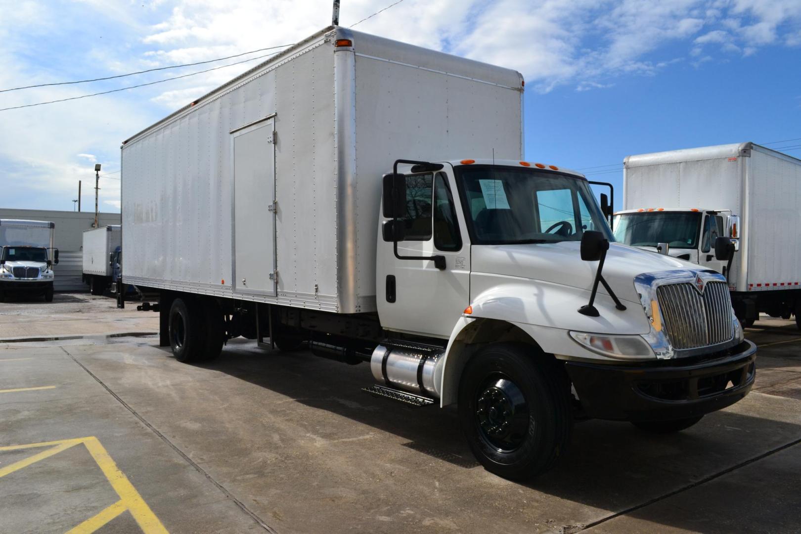 2017 WHITE /BLACK INTERNATIONAL 4300 with an CUMMINS ISB 6.7L 220HP engine, ALLISON 2100HS AUTOMATIC transmission, located at 9172 North Fwy, Houston, TX, 77037, (713) 910-6868, 29.887470, -95.411903 - 26,000LB GVWR, 26FT BOX, H102" X W102", ALUMINUM LIFT GATE, AIR RIDE, E-TRACKS, COLD A/C 13'6 FT CLEARANCE - Photo#2