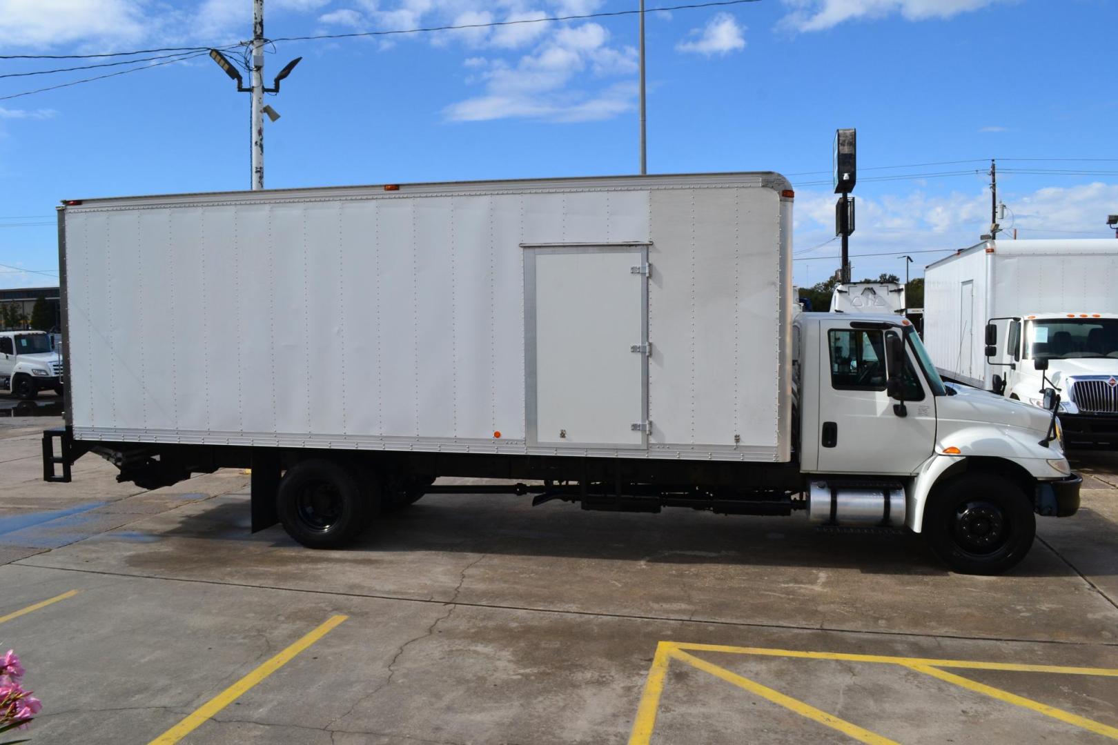 2017 WHITE /BLACK INTERNATIONAL 4300 with an CUMMINS ISB 6.7L 220HP engine, ALLISON 2100HS AUTOMATIC transmission, located at 9172 North Fwy, Houston, TX, 77037, (713) 910-6868, 29.887470, -95.411903 - 26,000LB GVWR, 26FT BOX, H102" X W102", ALUMINUM LIFT GATE, AIR RIDE, E-TRACKS, COLD A/C 13'6 FT CLEARANCE - Photo#3